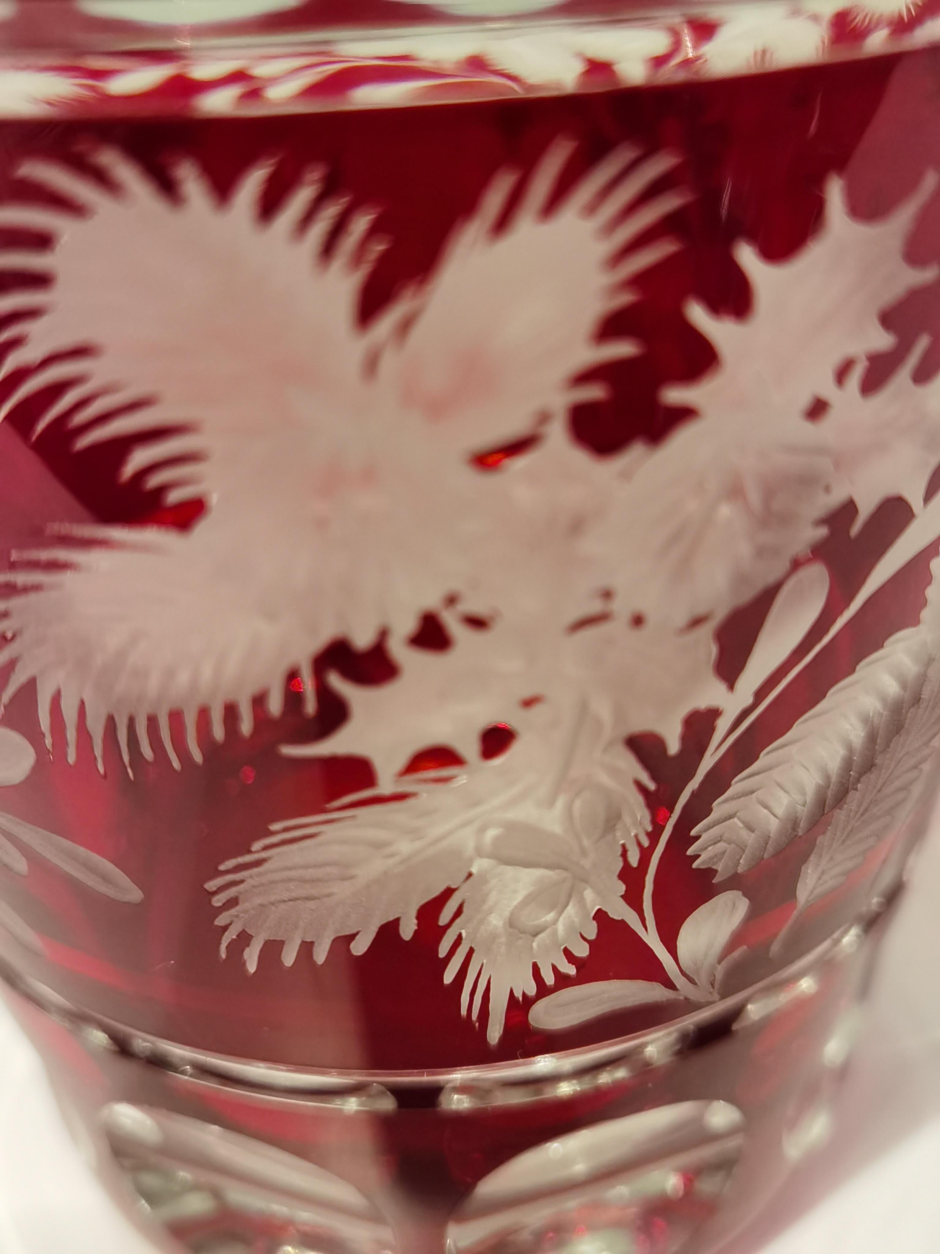 Handgeblasene Kristallvase im Landhausstil in Rot mit einem Weihnachtsdekor rundherum. Das Dekor wird von Glaskünstlern in Bayern von Sofina freihändig graviert. Sofina Glas und Porzellan wurde 2013 in Bayern gegründet und ist eine Rückbesinnung auf