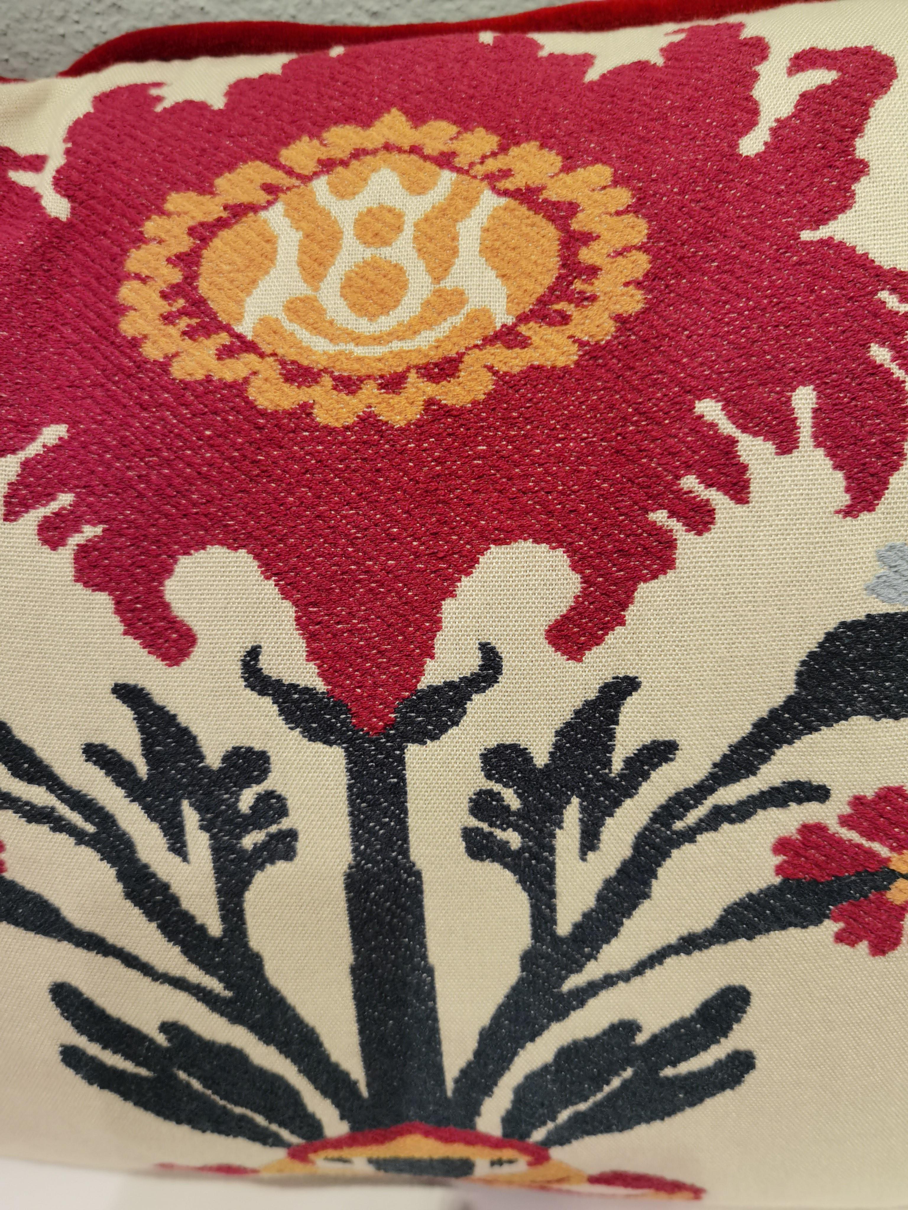 Cuscino fatto a mano in tessuto di lino in stile country con decorazioni floreali e retro in velluto rosso. Prodotto in Austria. Pieno di depressioni. Perfetto da abbinare ad altri cuscini come i queckers per creare un fantasmagorico ambiente