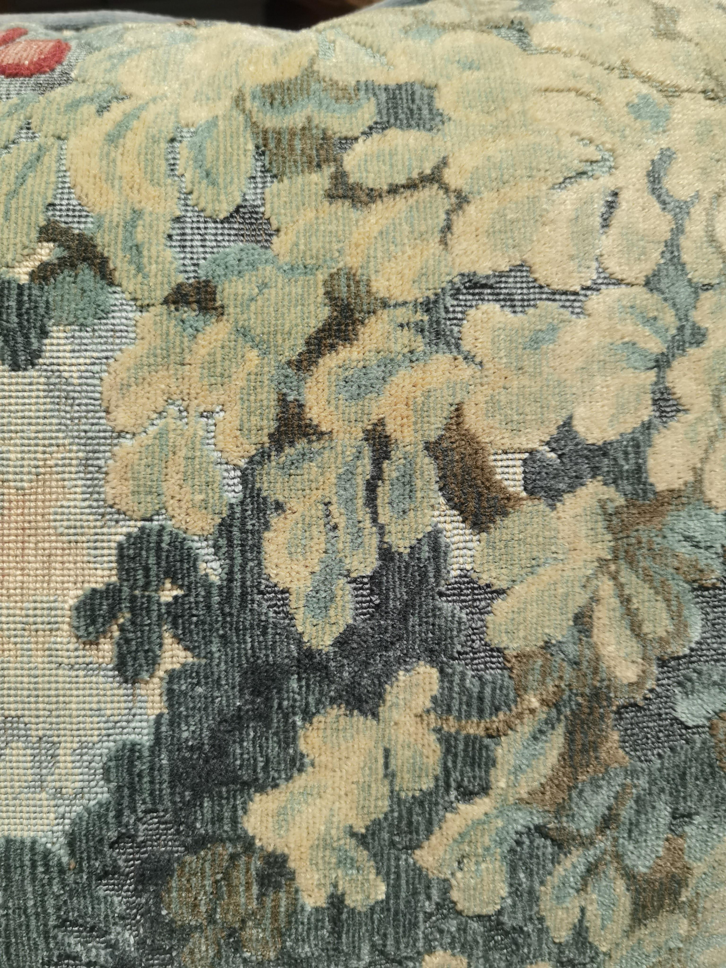 Handgefertigtes Kissen in blauen Samtfarben mit roten Details im Landhausstil. Rückseite blassblauer Samt. Gefüllt mit Downs. Perfekt zu kombinieren mit anderen Kissen wie Fell oder Blumen, um einen phantastischen Berg- oder Landhaus-Chic zu