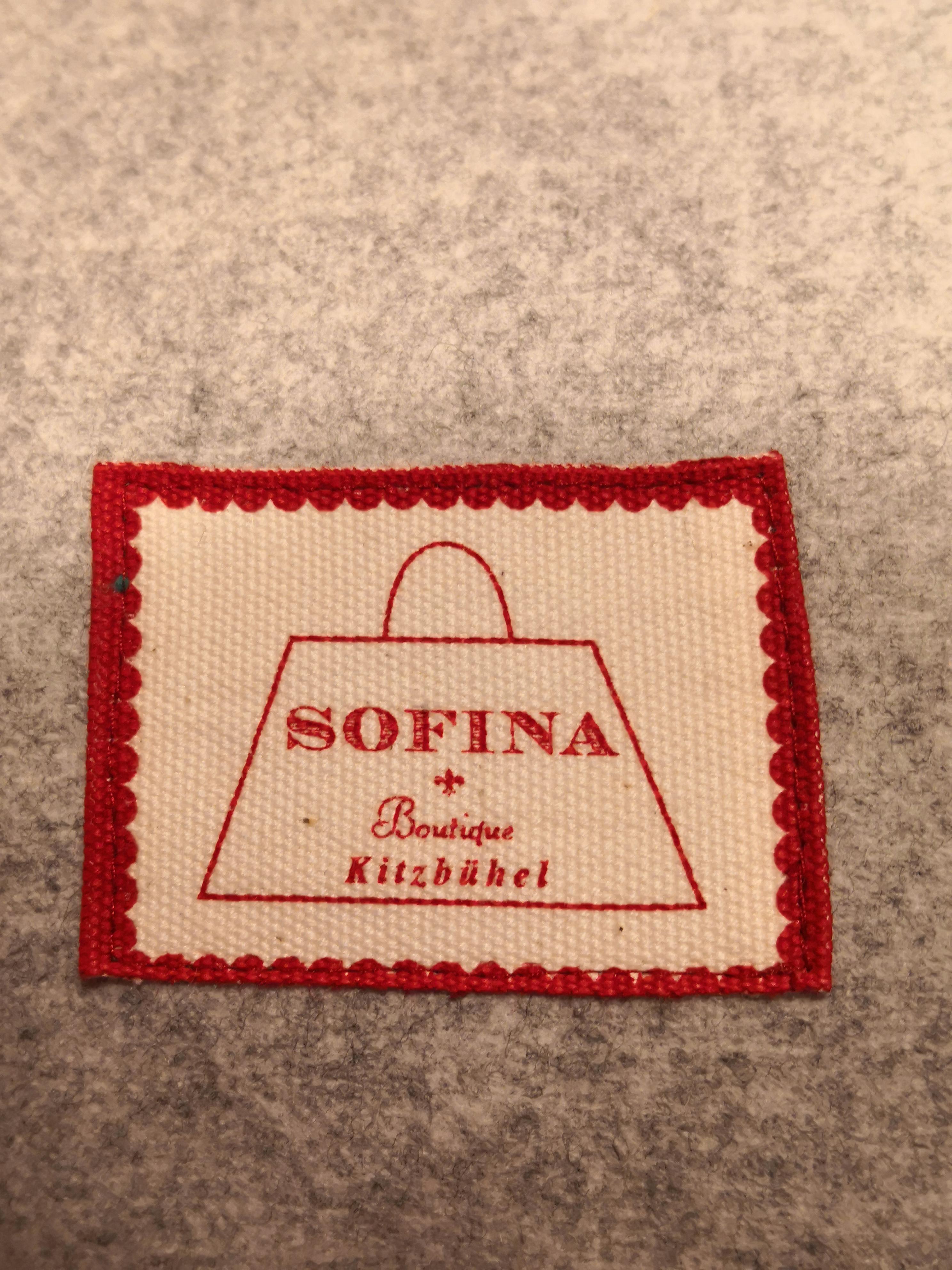 Handgefertigtes Kissen aus Samt Sofina Boutique Kitzbuehel im Landhausstil (21. Jahrhundert und zeitgenössisch) im Angebot