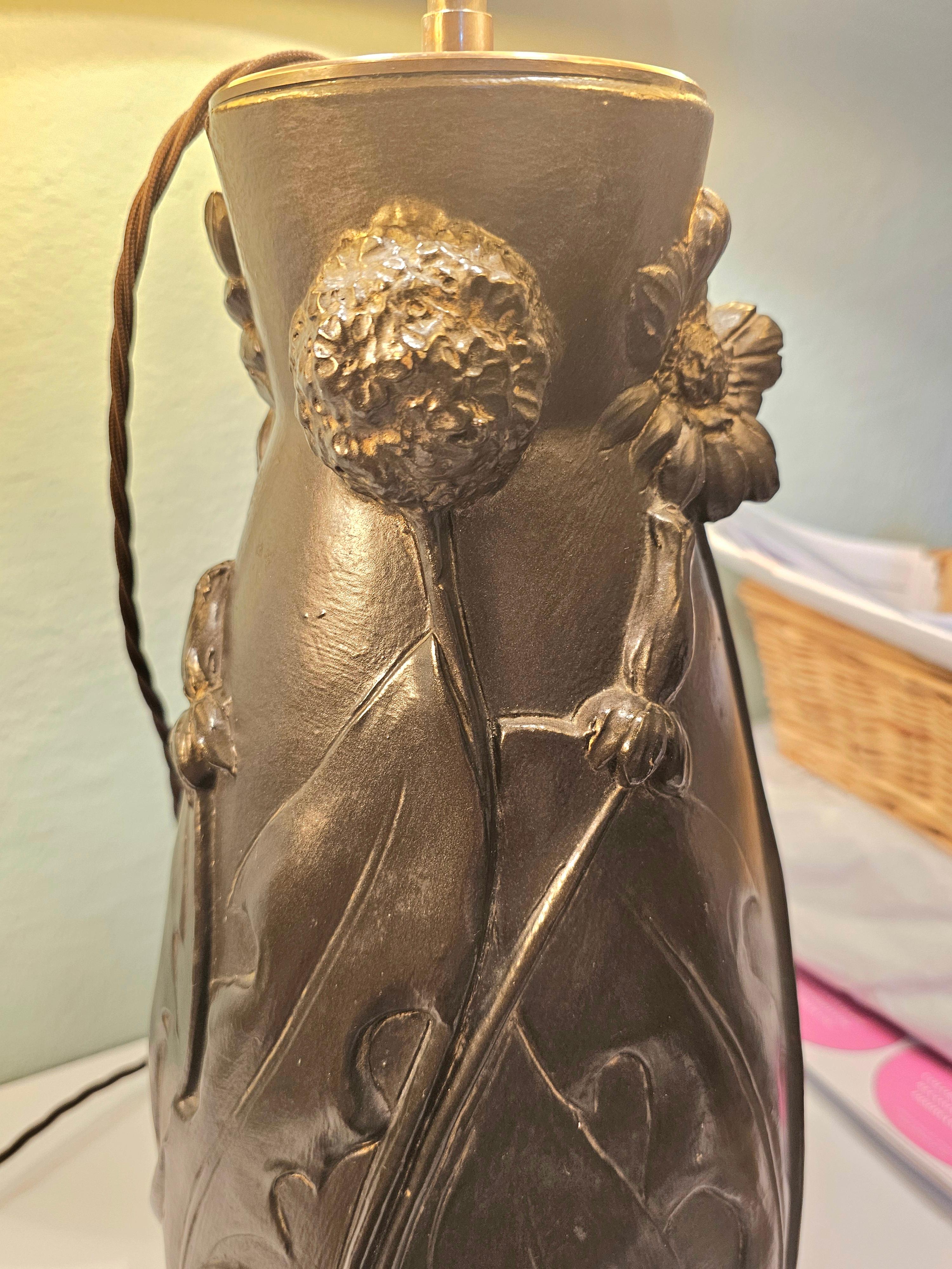 Paire de grandes lampes de table  par Sofina Boutique Kitzbühel. Transformé à partir d'une grande paire de vases en poterie émaillée brune. Les vases présentent des fleurs naturalistes  et fleurit comme le pissenlit. La hauteur est réglable. Conçue
