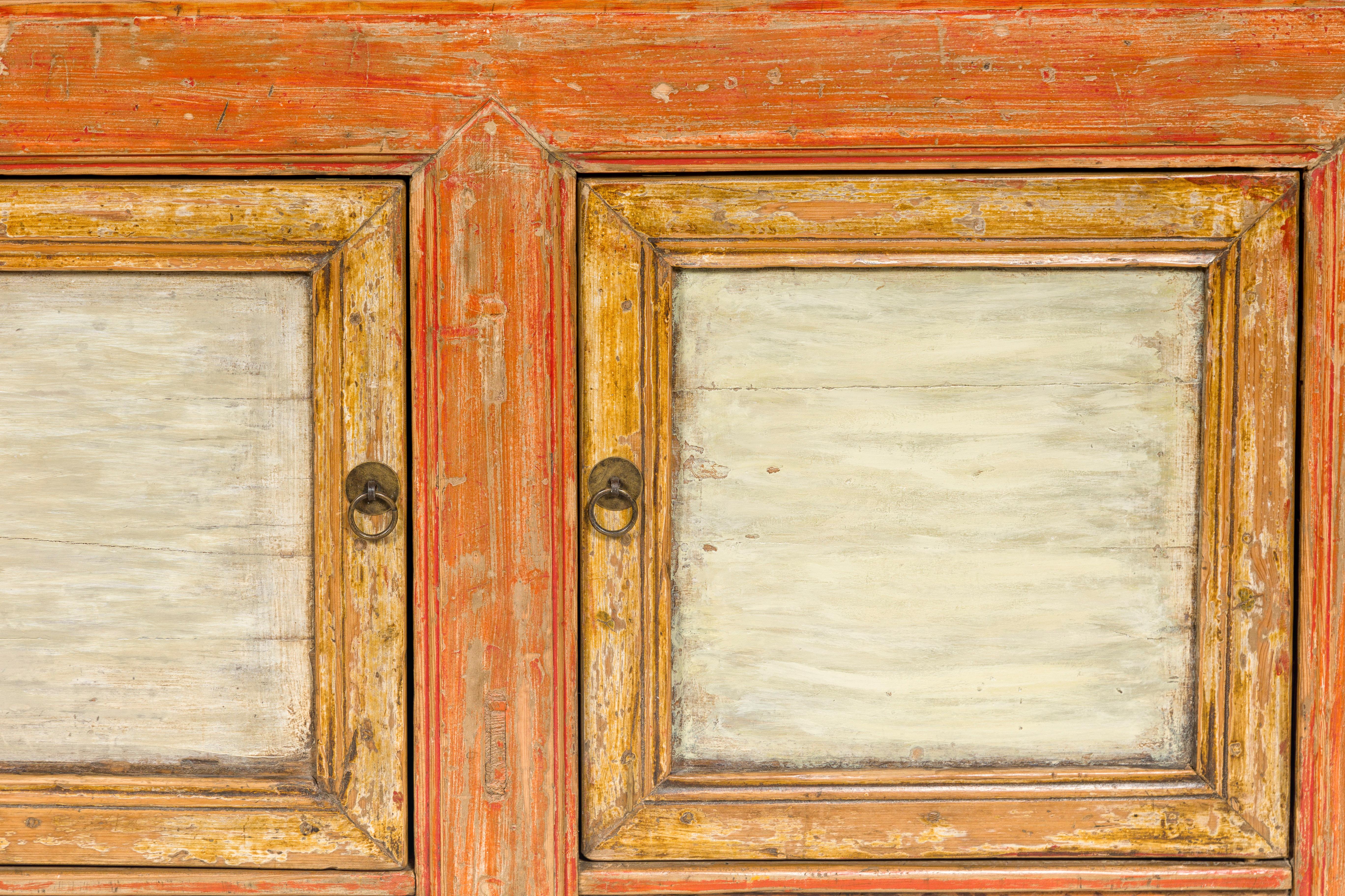 Buffet à deux portes peint de style champêtre avec couleurs orange et off-white vieillies en vente 3