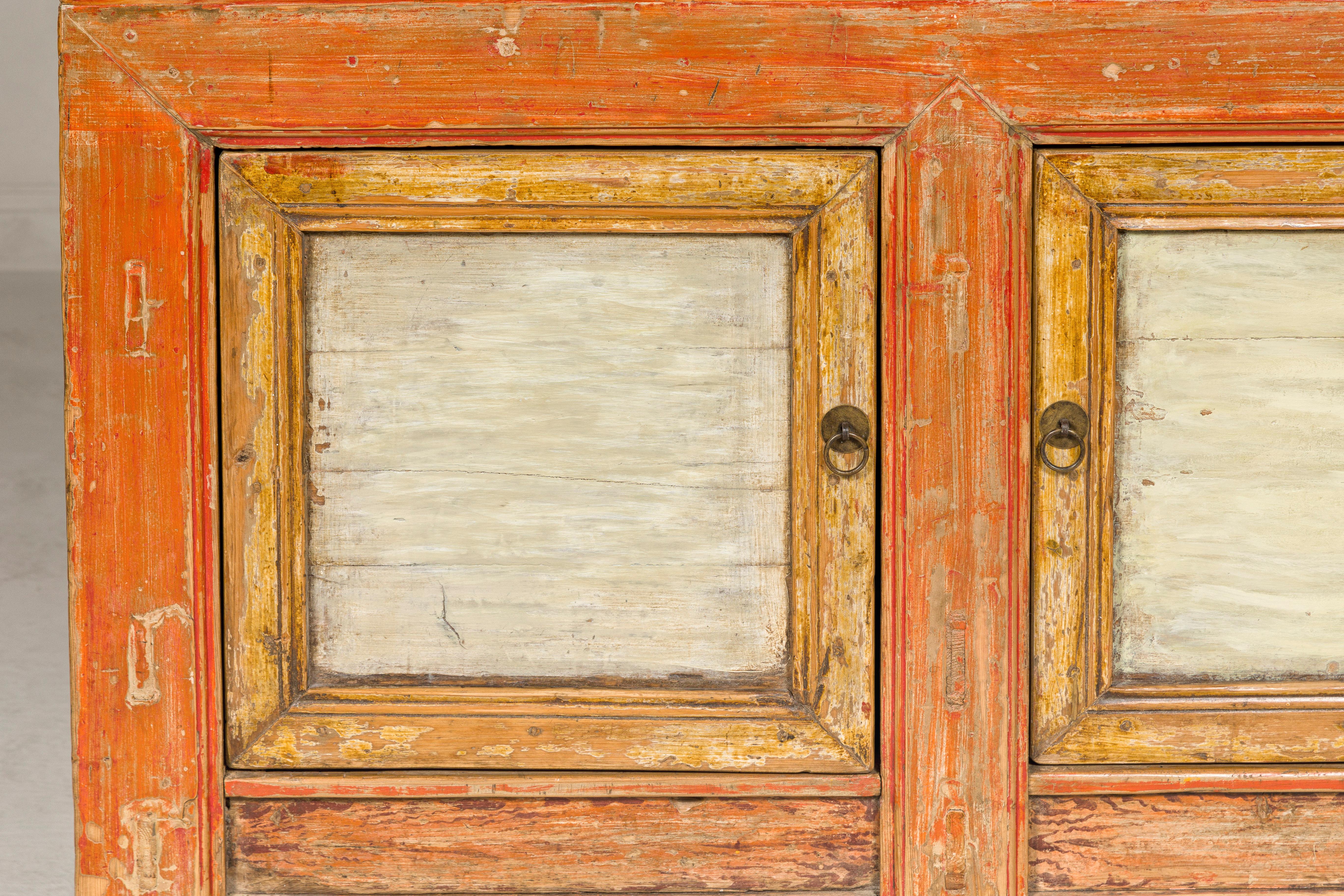 Buffet à deux portes peint de style champêtre avec couleurs orange et off-white vieillies en vente 6