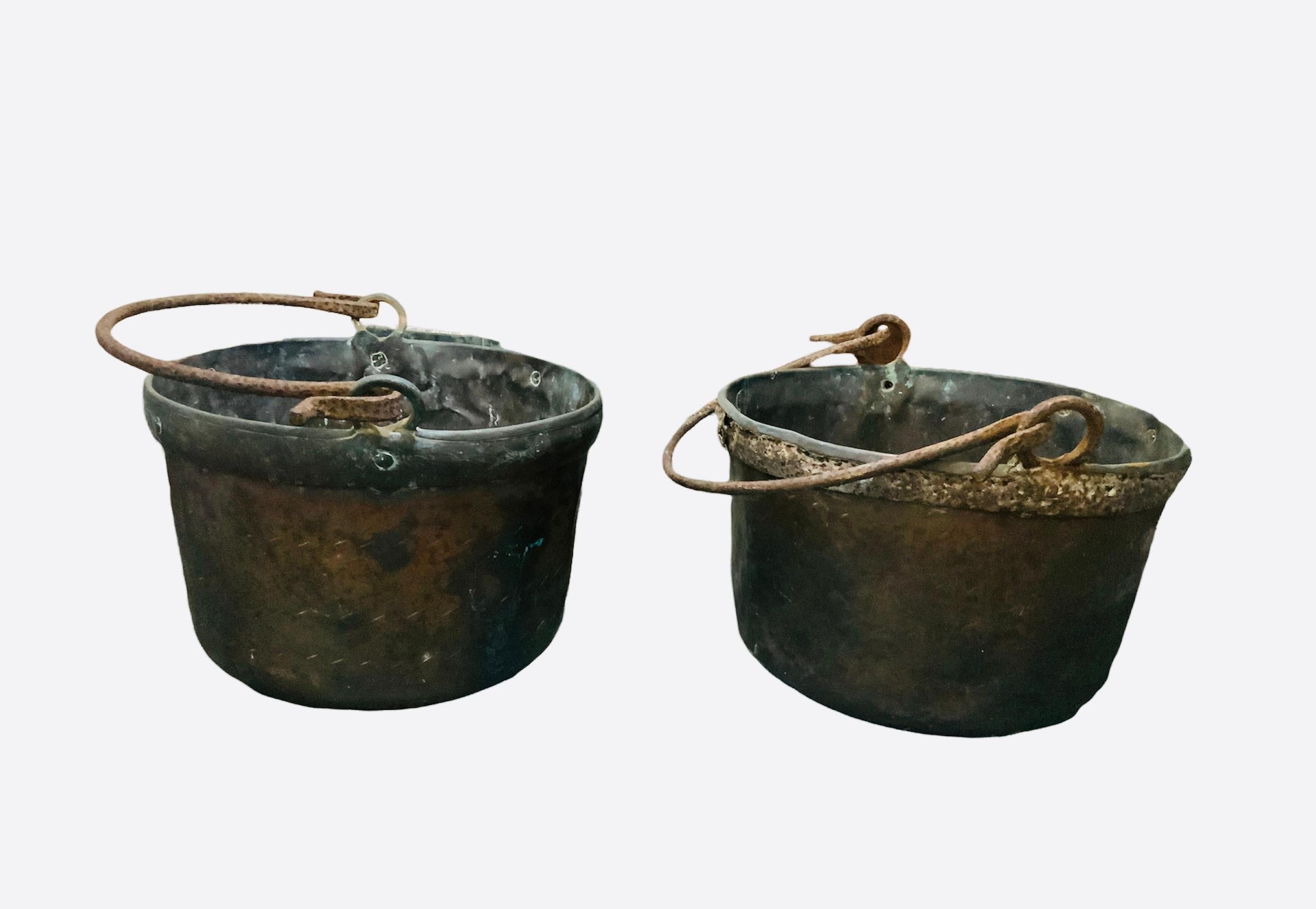 Country Style Pair of Copper Cauldrons/Ashbucket/Bowls In Good Condition For Sale In Guaynabo, PR