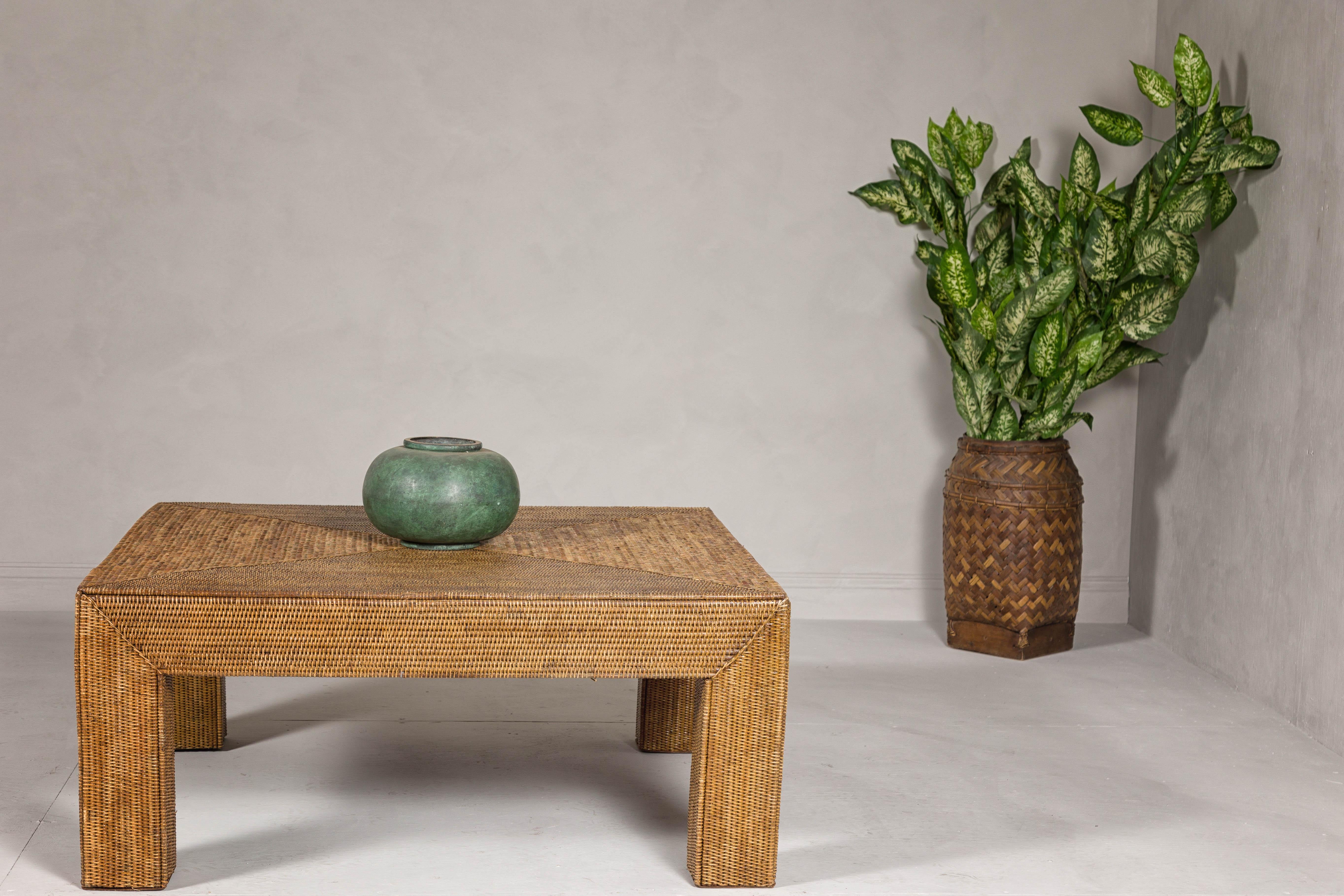 Tavolino in rattan intrecciato con gambe Parsons in stile country della metà del XX secolo con piano quadrato e anima in legno. Dal fascino rustico e senza tempo, questo tavolino con gambe Parsons in stile country della metà del XX secolo dona