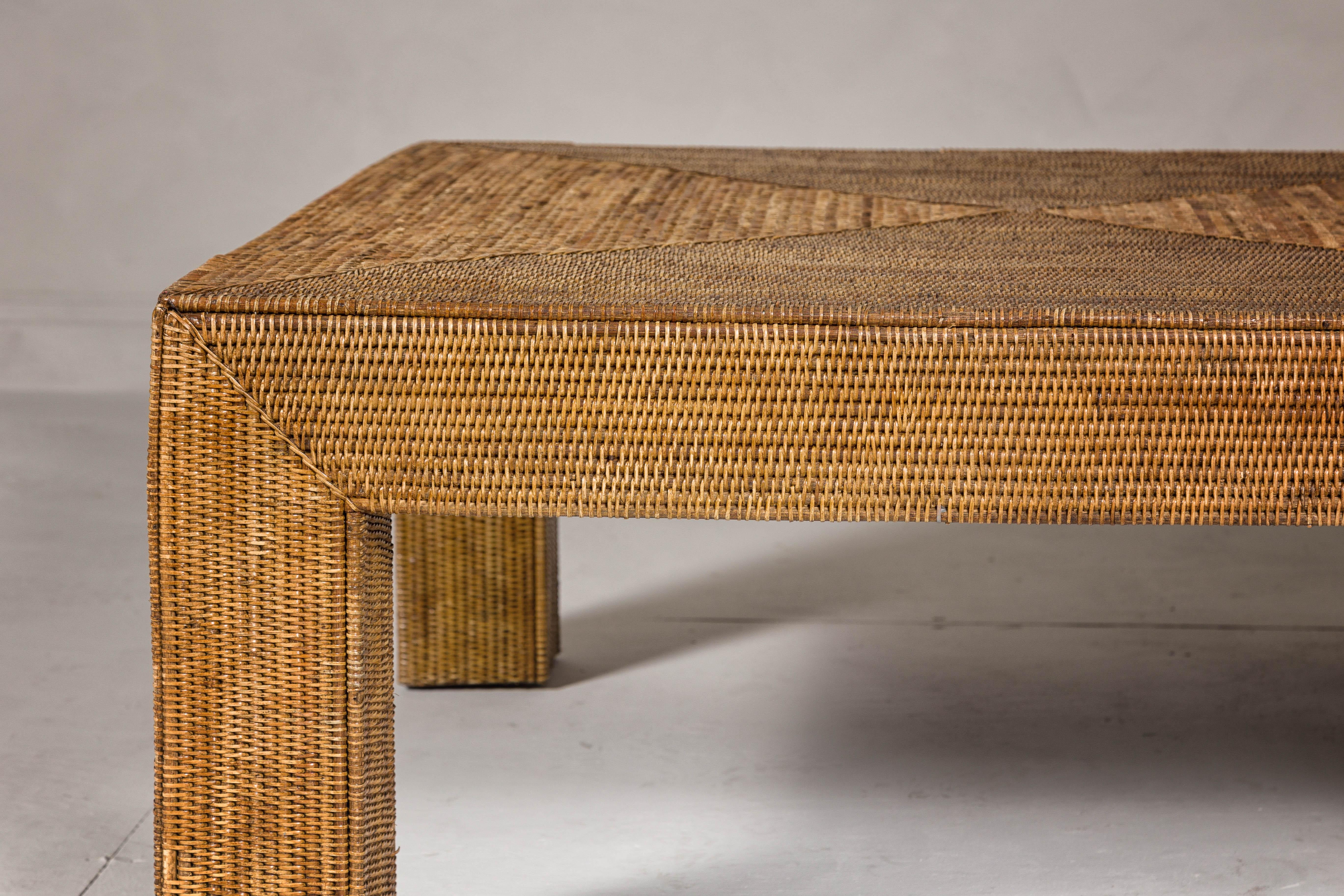 XX secolo Tavolino da caffè in rattan intrecciato con gambe Parsons e anima in legno in stile country, Vintage in vendita