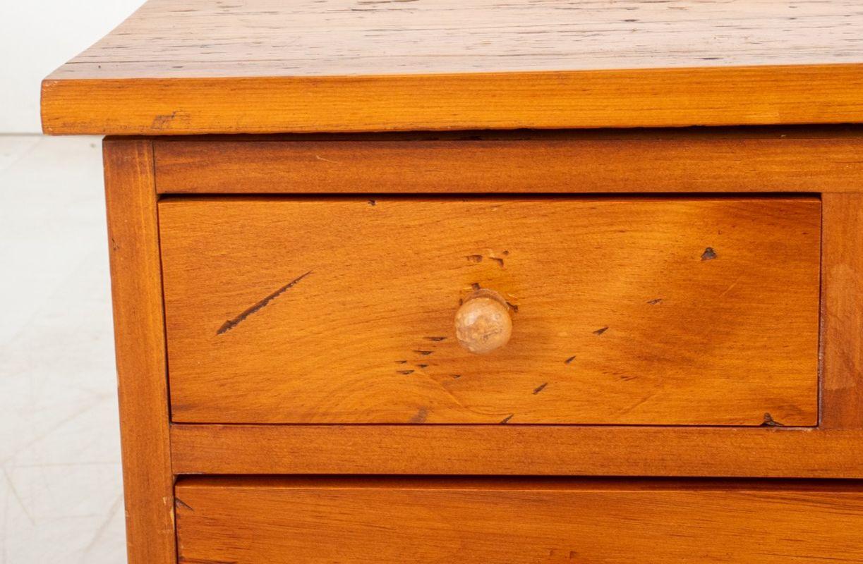 Table basse en bois de pin de style campagnard Bon état - En vente à Astoria, NY