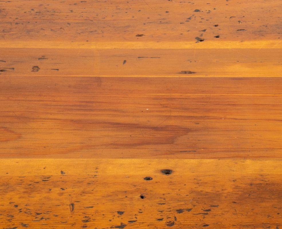 20ième siècle Table basse en bois de pin de style campagnard en vente