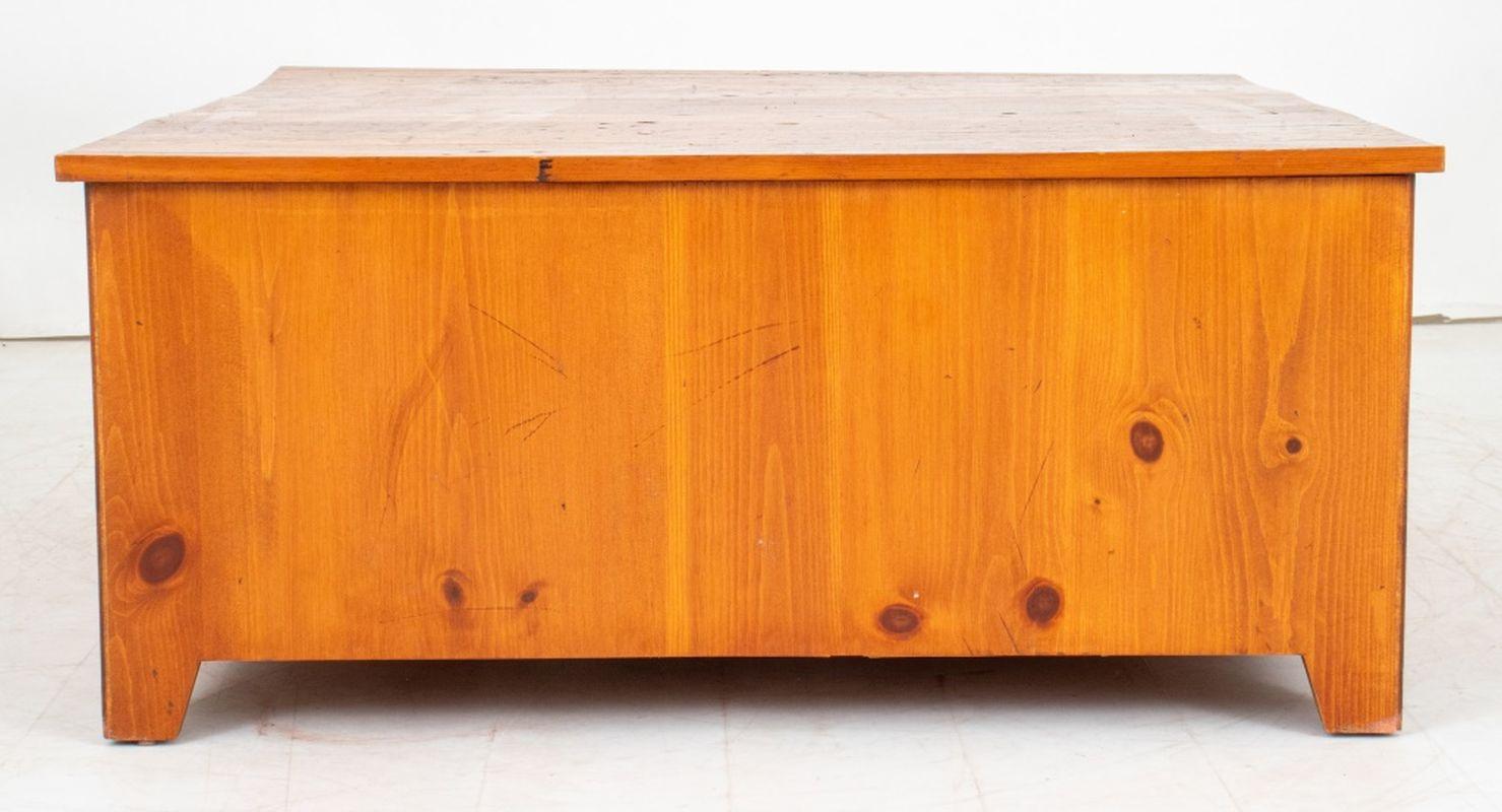 Table basse en bois de pin de style campagnard en vente 2