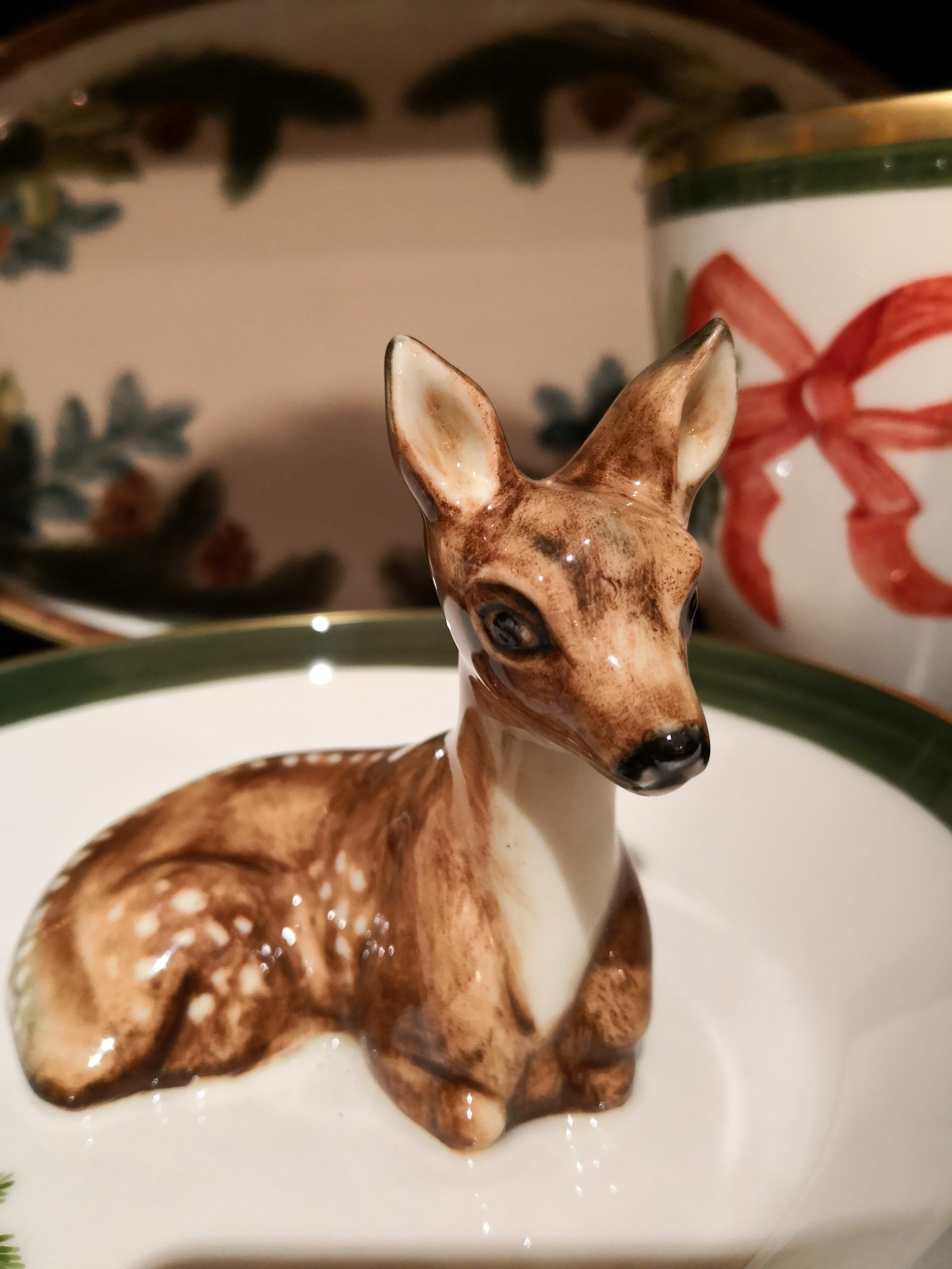 Cuenco de porcelana Black Forest hecho a mano con una figura de bambi naturalista pintada en marrón en estilo campestre. El bambi está sentado en el centro del cuenco para decorar frutos secos o dulces alrededor. Ribeteado con una fina línea de oro