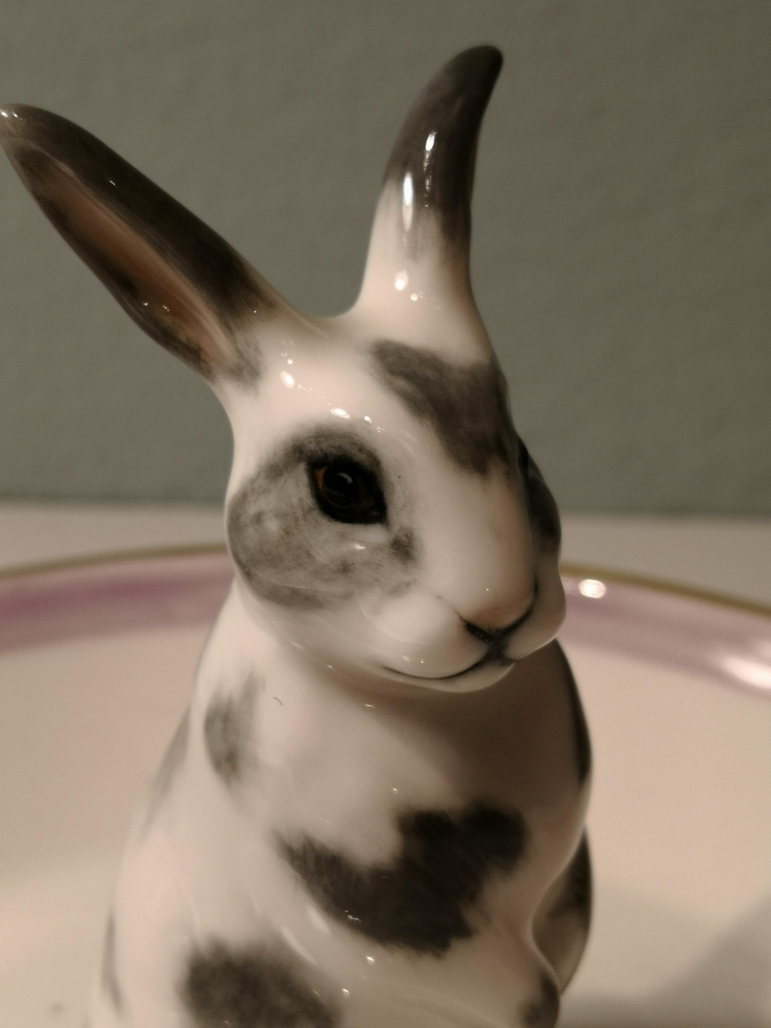 Porzellanschale im Landhausstil mit Easter Bunny-Figur Sofina Boutique Kitzbuehel (Handbemalt) im Angebot