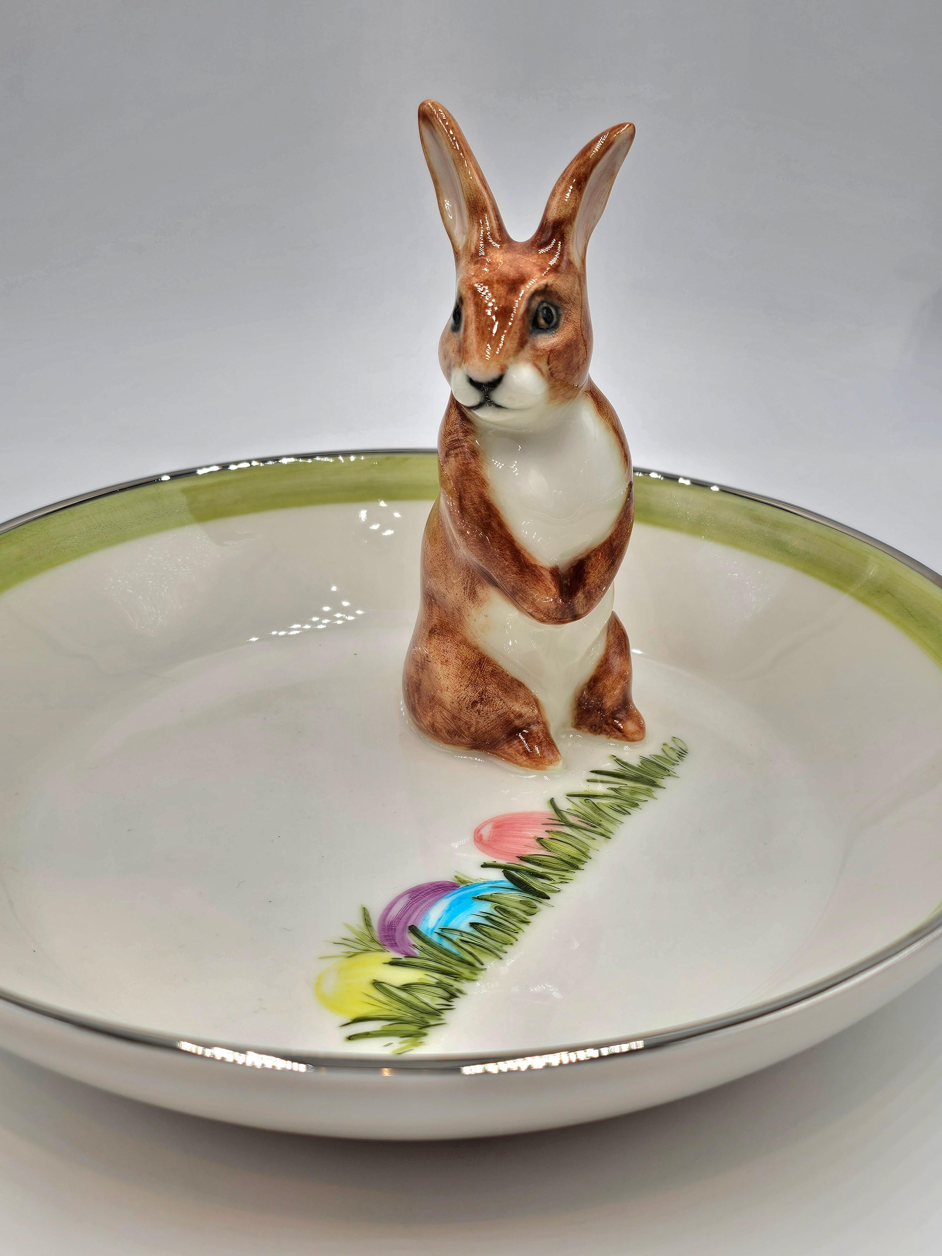 Porzellanschale im Landhausstil mit Easter Hare-Figur Sofina Boutique Kitzbuehel (Deutsch) im Angebot
