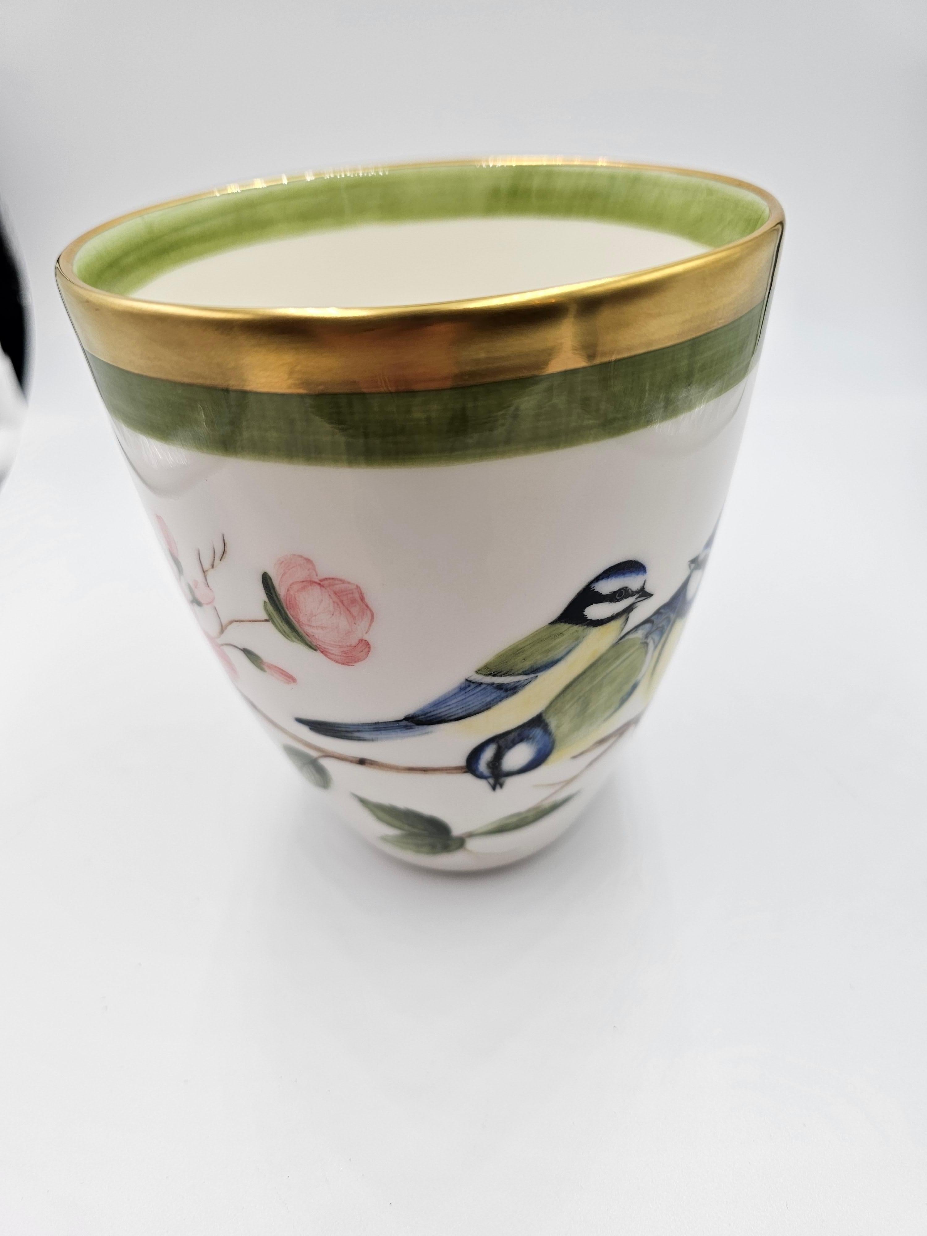 Hands-free painted porcelain vase with a birds and flower decor all around. Rimmed with a 24 carat gold rim. Completely made by hand in Bavaria/Germany with a exclusive decor for Sofina Boutique Kitzbühel.
Looks beautiful with fresh flowers or with