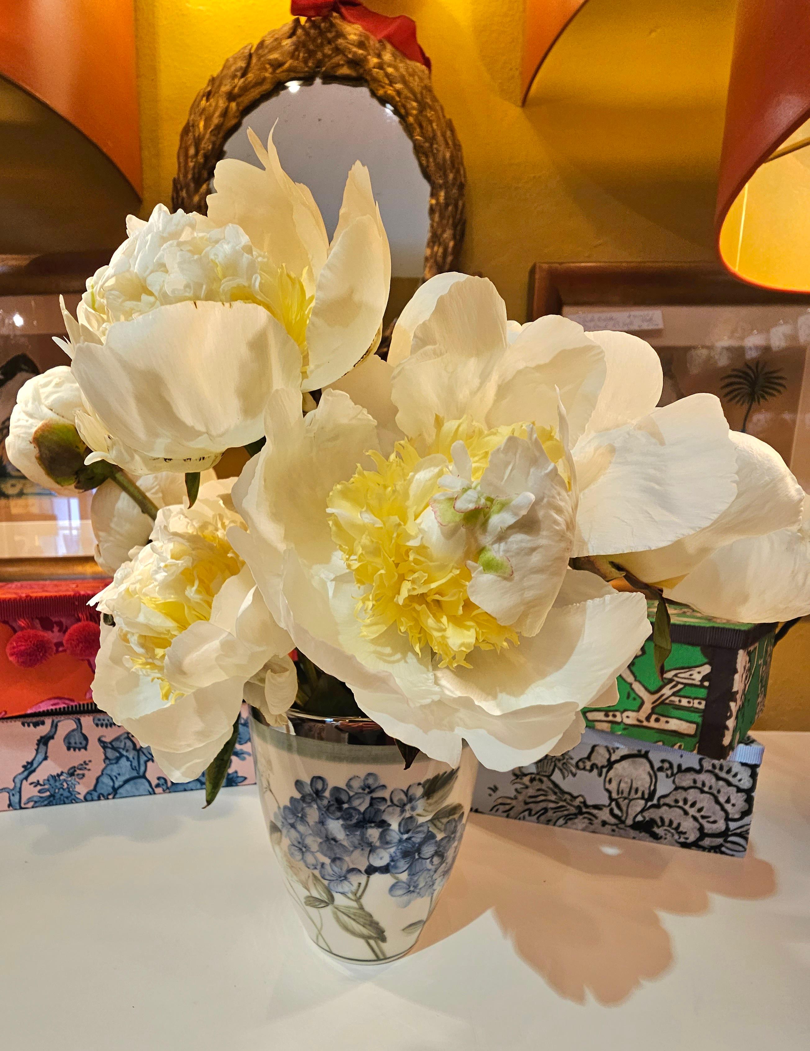 Peint à la main Vase en porcelaine de style champêtre peint à la main Sofina Boutique Kitzbühel en vente