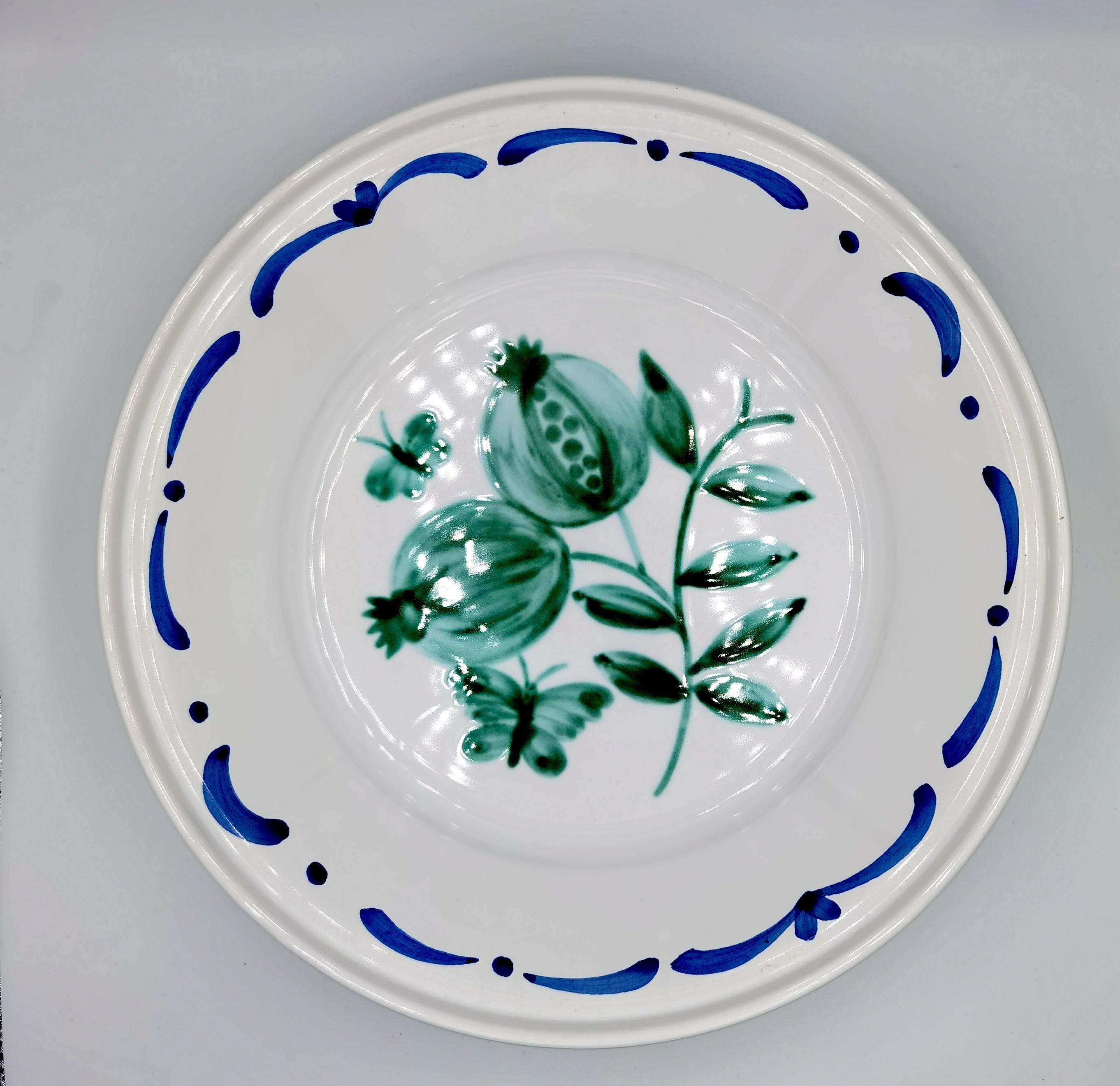 Große freihändig bemalte Keramikschale im Landhausstil. Verziert mit einem handgemalten grünen Granatapfeldekor in der Mitte mit Schmetterlingen und einer freihändig gemalten Girlande. Die Girlande kann in verschiedenen Farben bestellt werden.