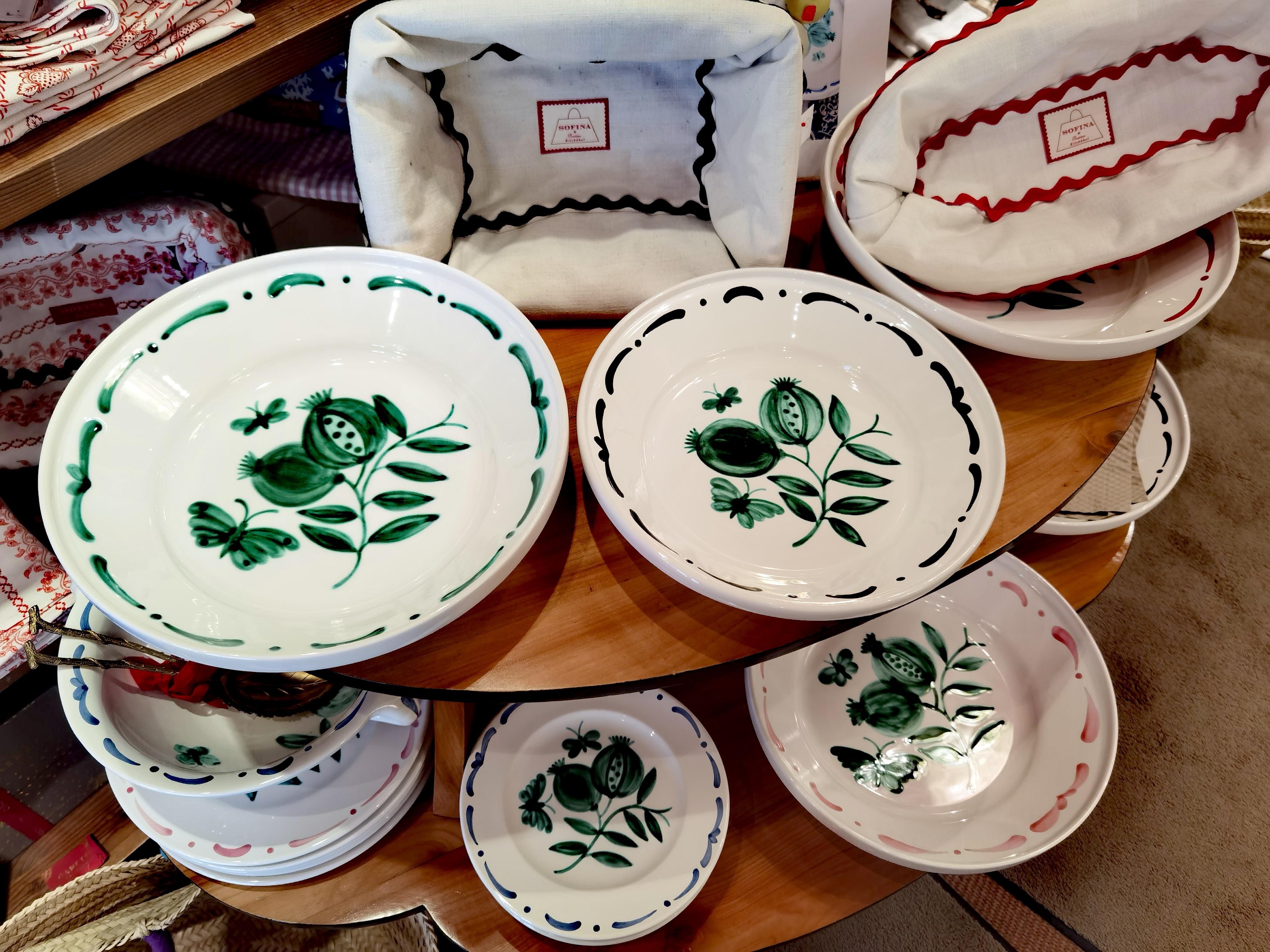Keramikschale im Landhausstil, handbemalt, Sofina Boutique Kitzbhel Österreich (Handbemalt) im Angebot