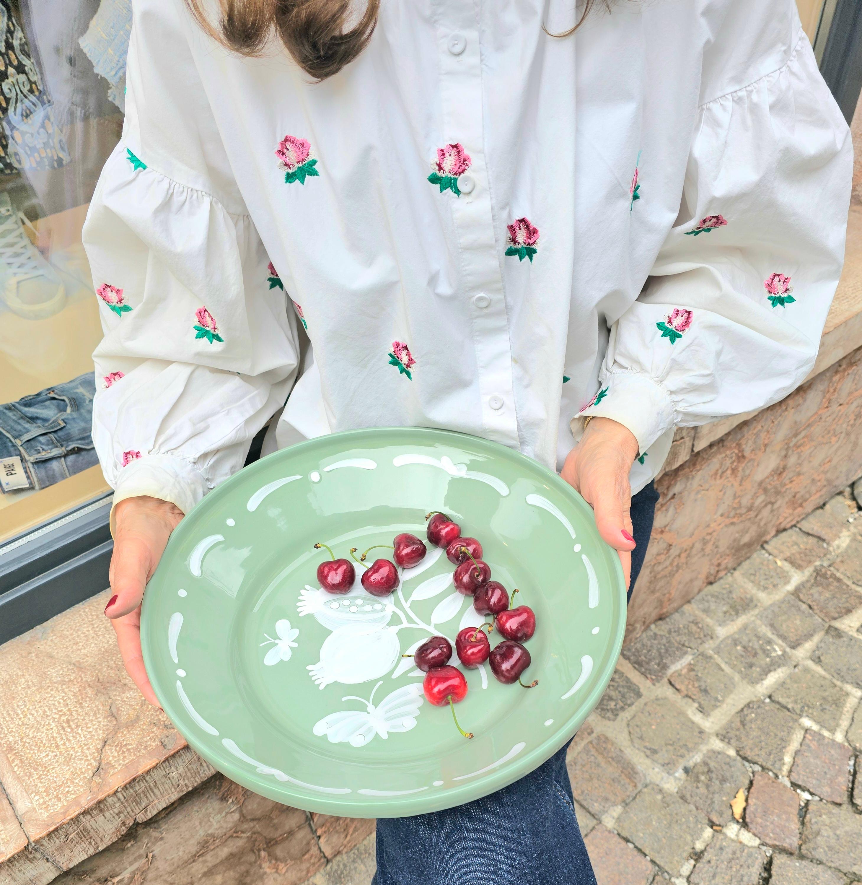 Dipinto a mano Piatto di ceramica in stile country dipinto a mano Sofina Boutique Kitzbühel Austria in vendita