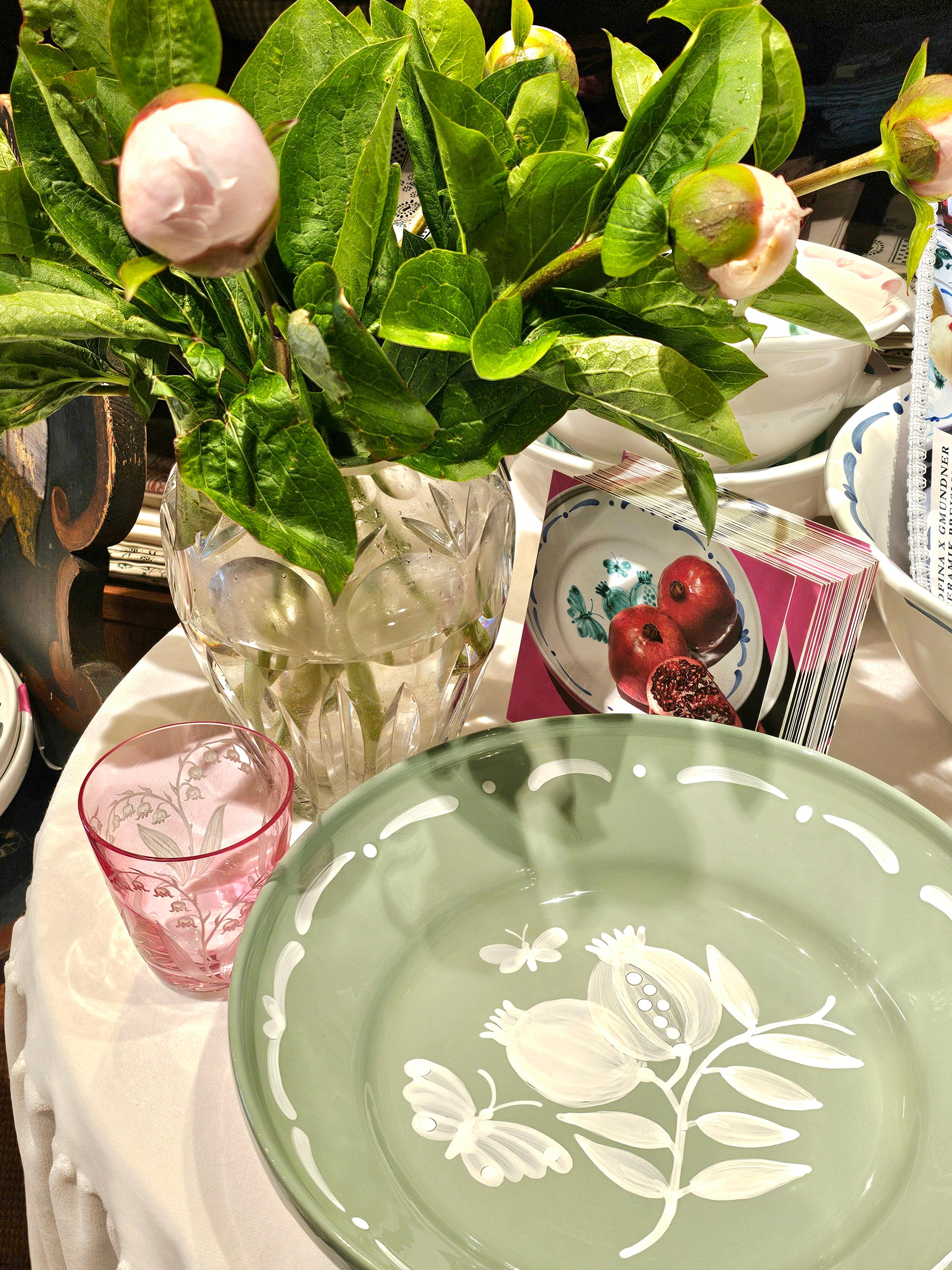 XXI secolo e contemporaneo Piatto di ceramica in stile country dipinto a mano Sofina Boutique Kitzbühel Austria in vendita