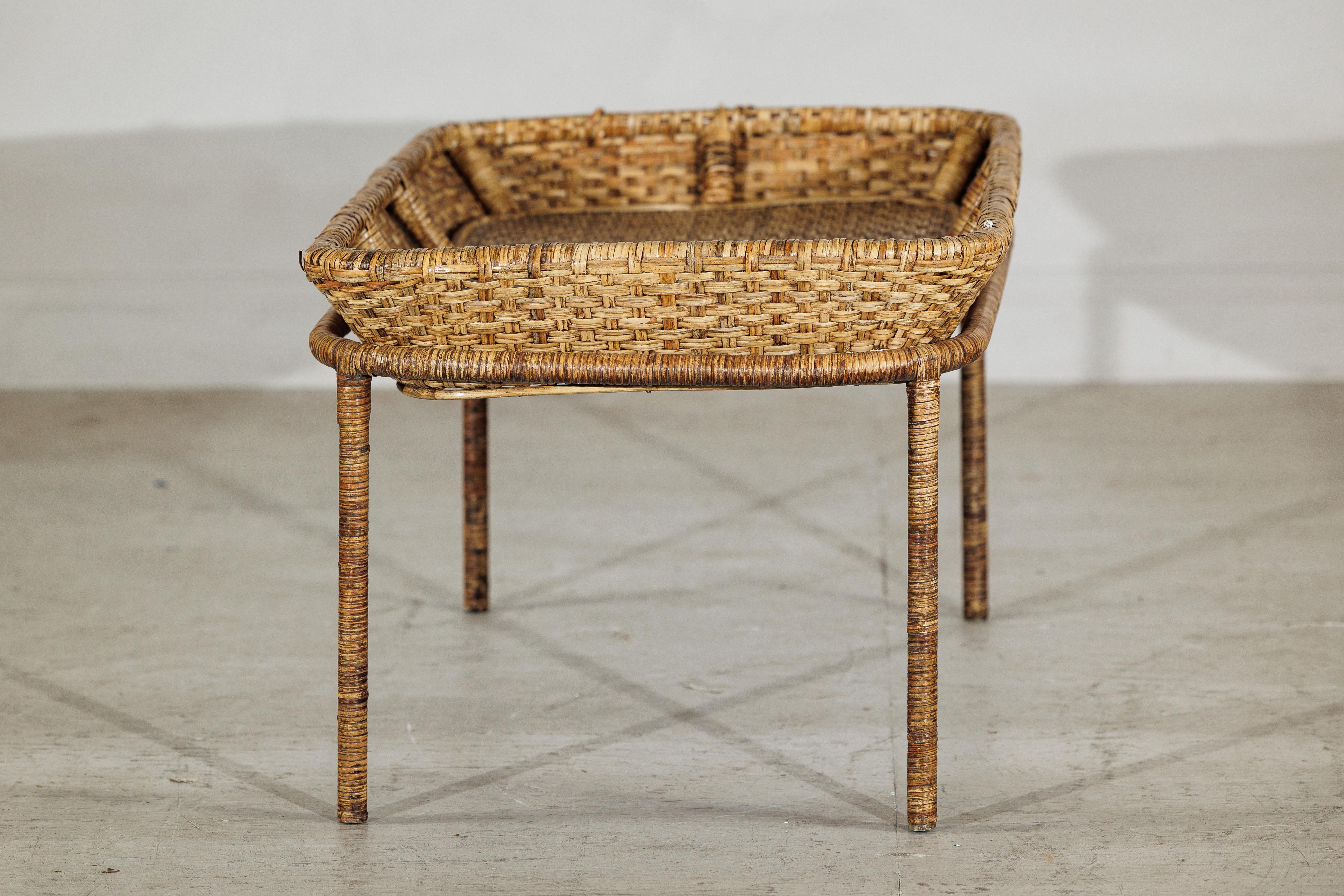 Tavolino da caffè in rattan in stile country con vassoio di servizio rimovibile in vendita 3