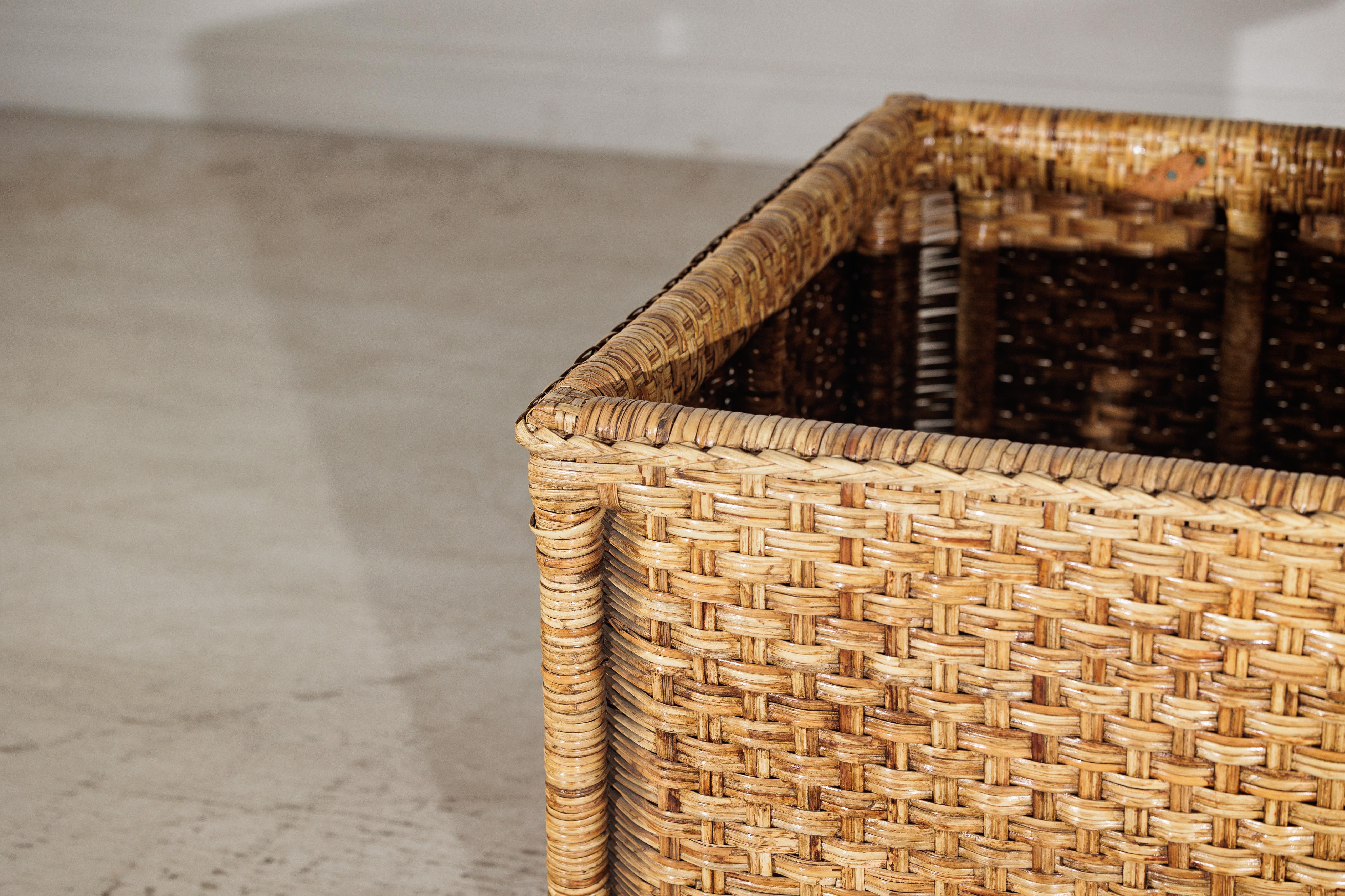 Bac de rangement rectangulaire en rotin de style champêtre avec couvercle à charnière en vente 3