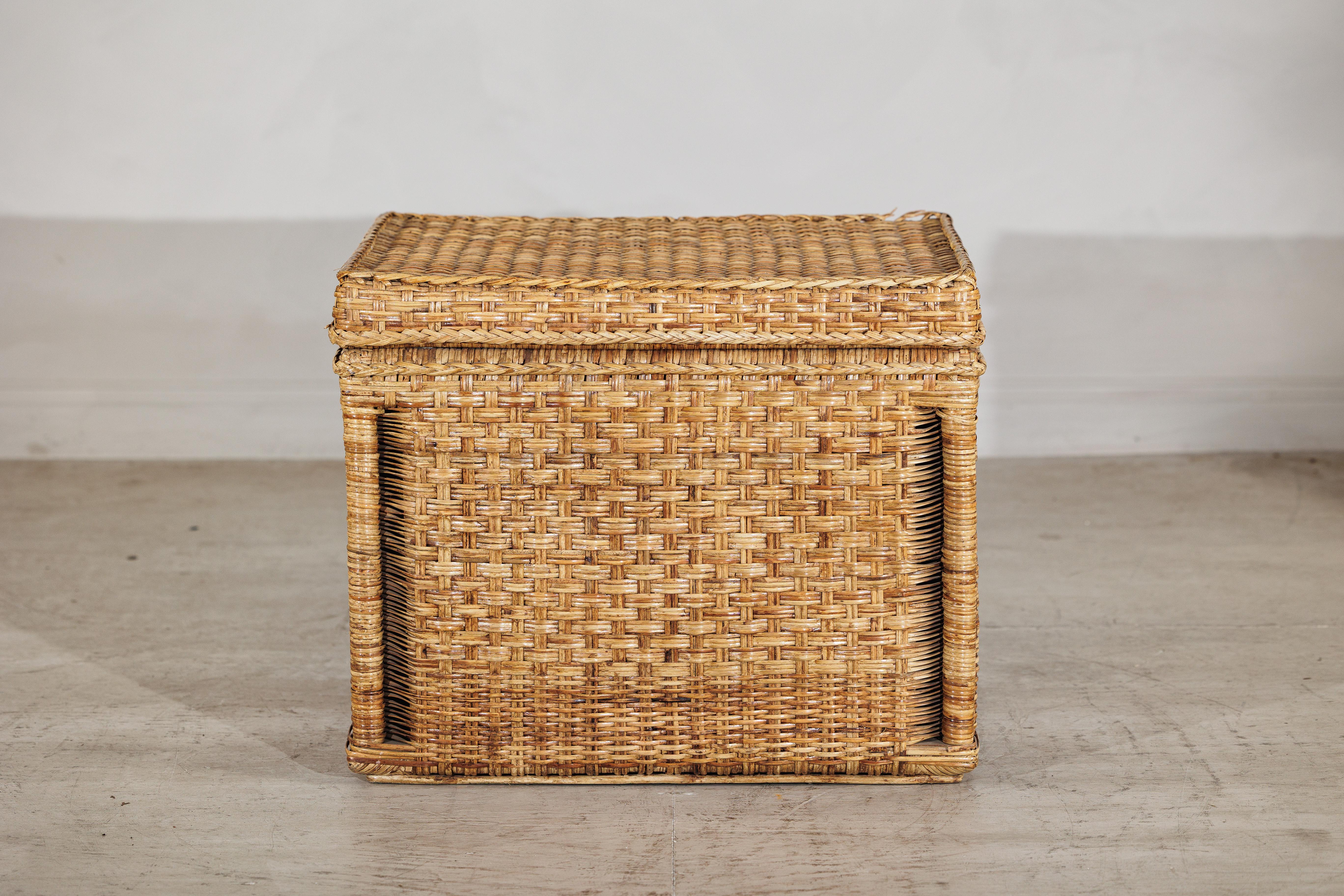 Bac de rangement rectangulaire en rotin de style champêtre avec couvercle à charnière en vente 4