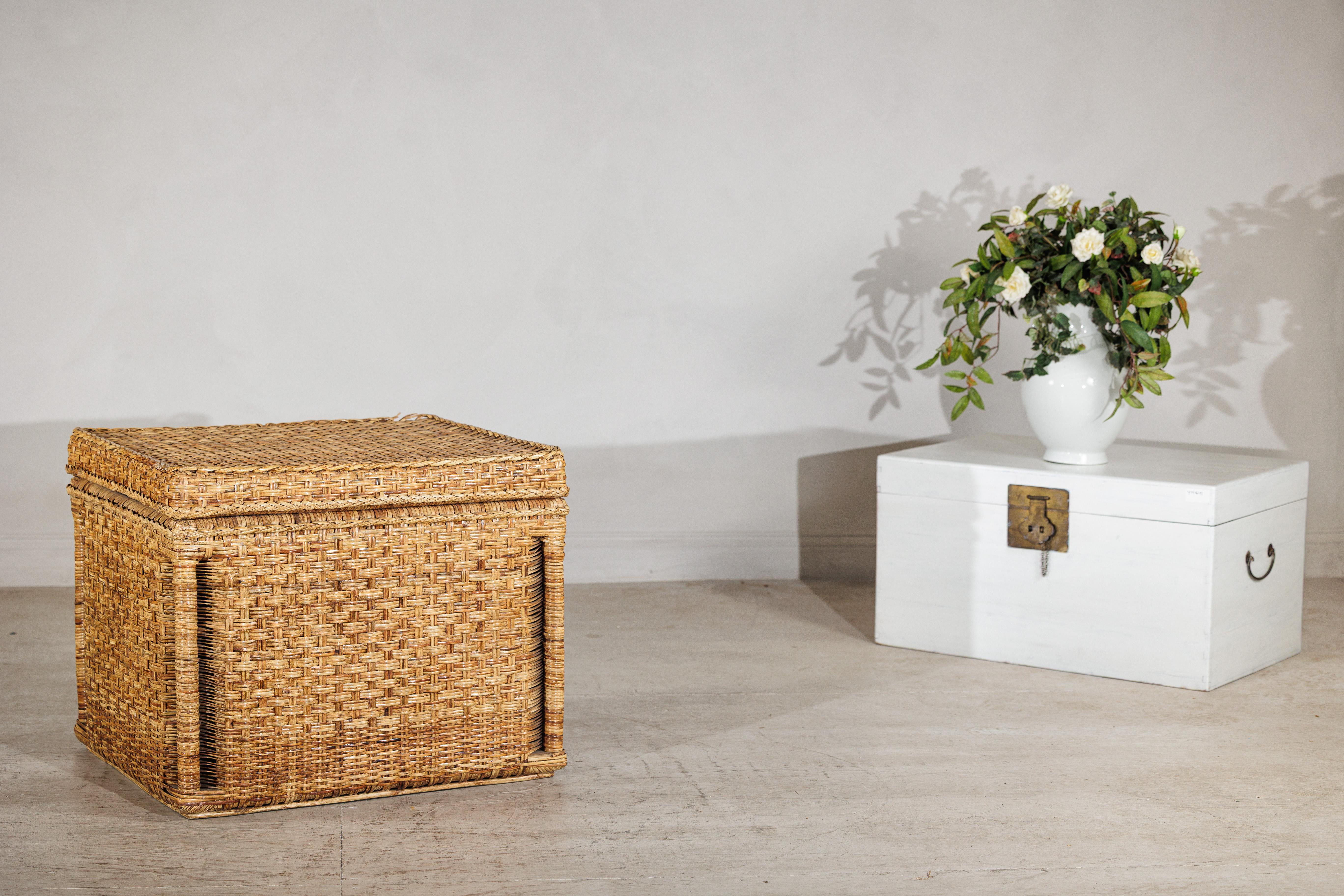 Cette corbeille de rangement rectangulaire en rotin apporte la chaleur et la texture du style campagnard classique dans n'importe quelle pièce. Sa forme nette et fonctionnelle est adoucie par la variation naturelle du rotin tissé à la main, créant