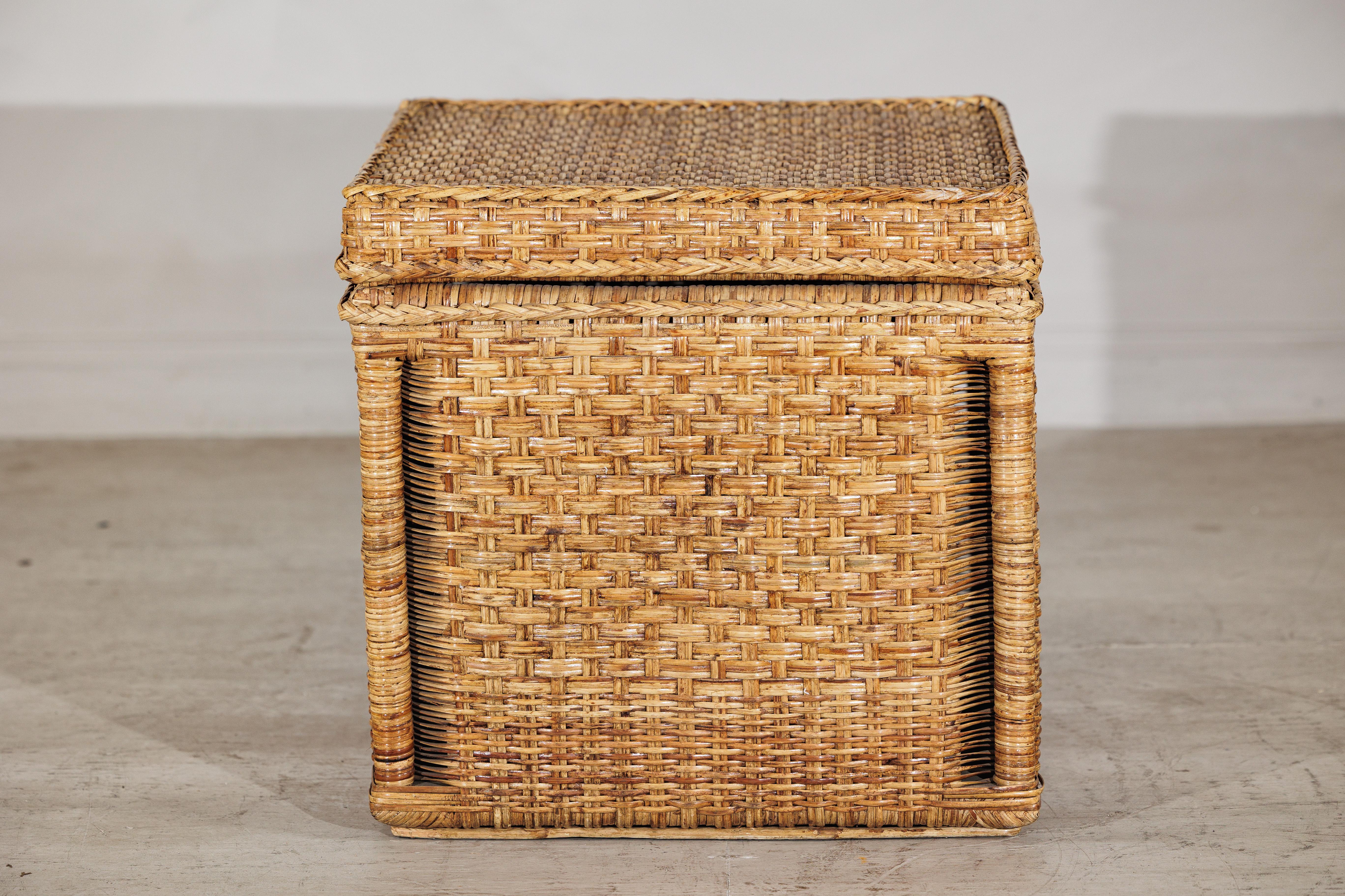 Tissé à la main Bac de rangement rectangulaire en rotin de style champêtre avec couvercle à charnière en vente