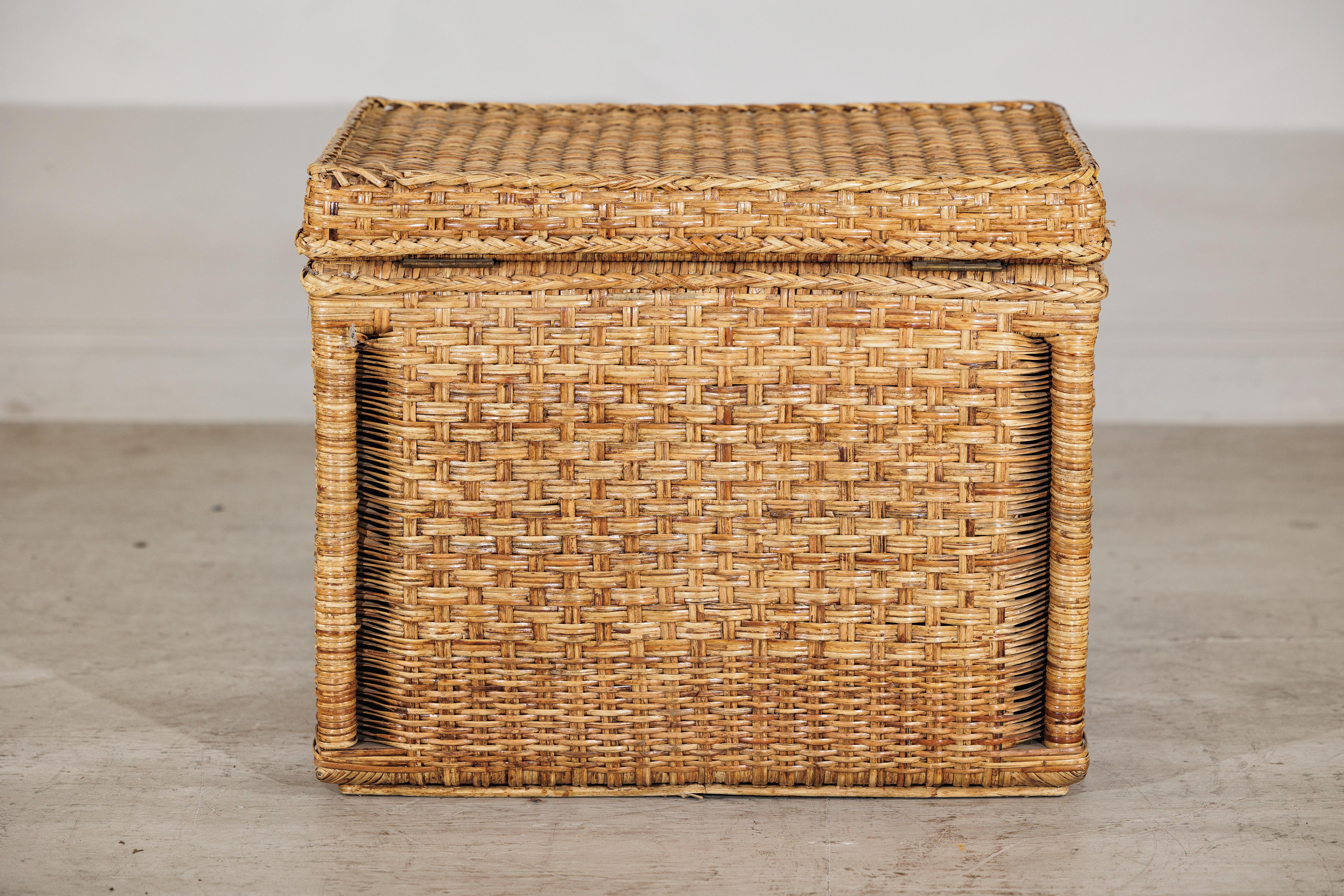 Bac de rangement rectangulaire en rotin de style champêtre avec couvercle à charnière Bon état - En vente à Yonkers, NY