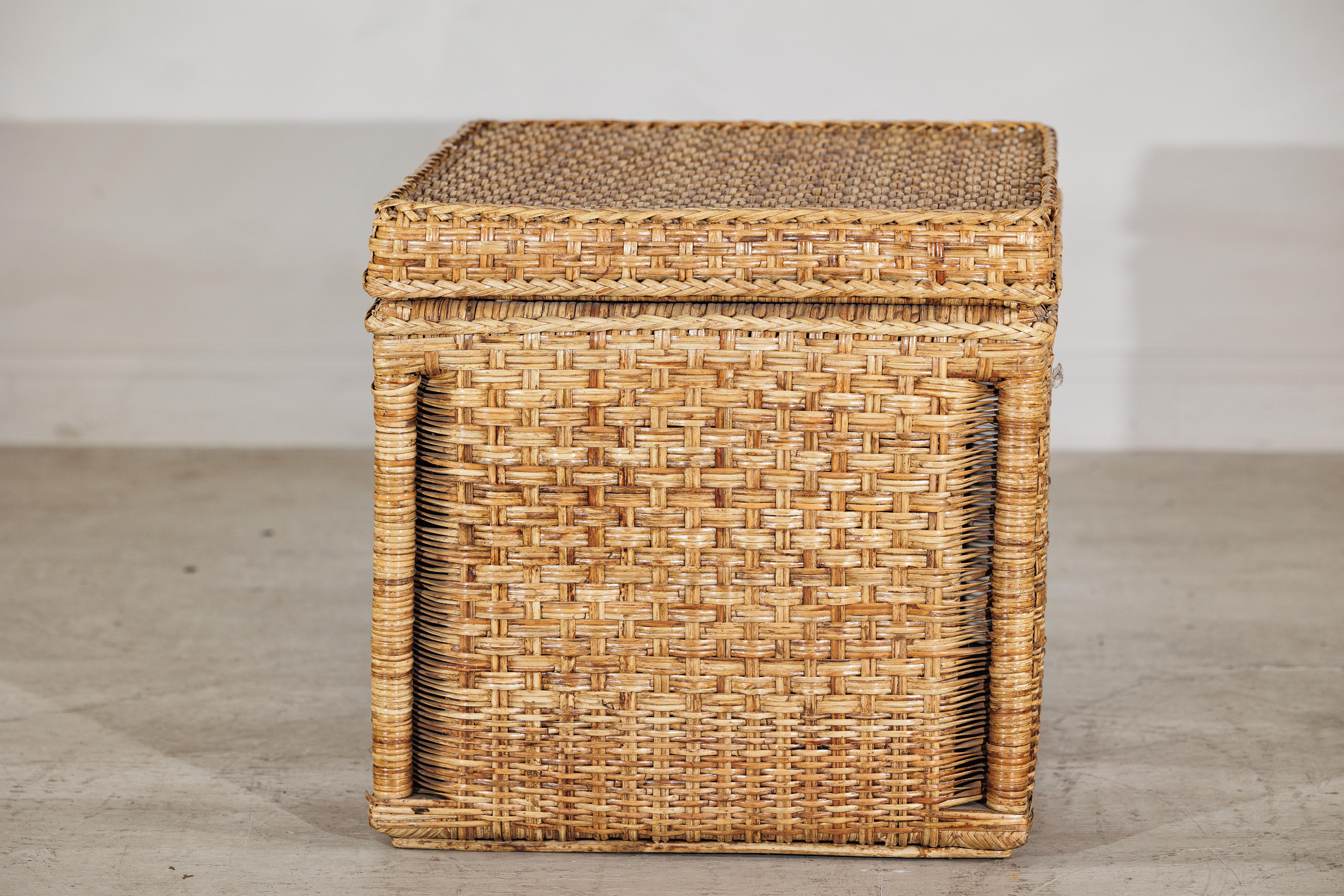 20ième siècle Bac de rangement rectangulaire en rotin de style champêtre avec couvercle à charnière en vente