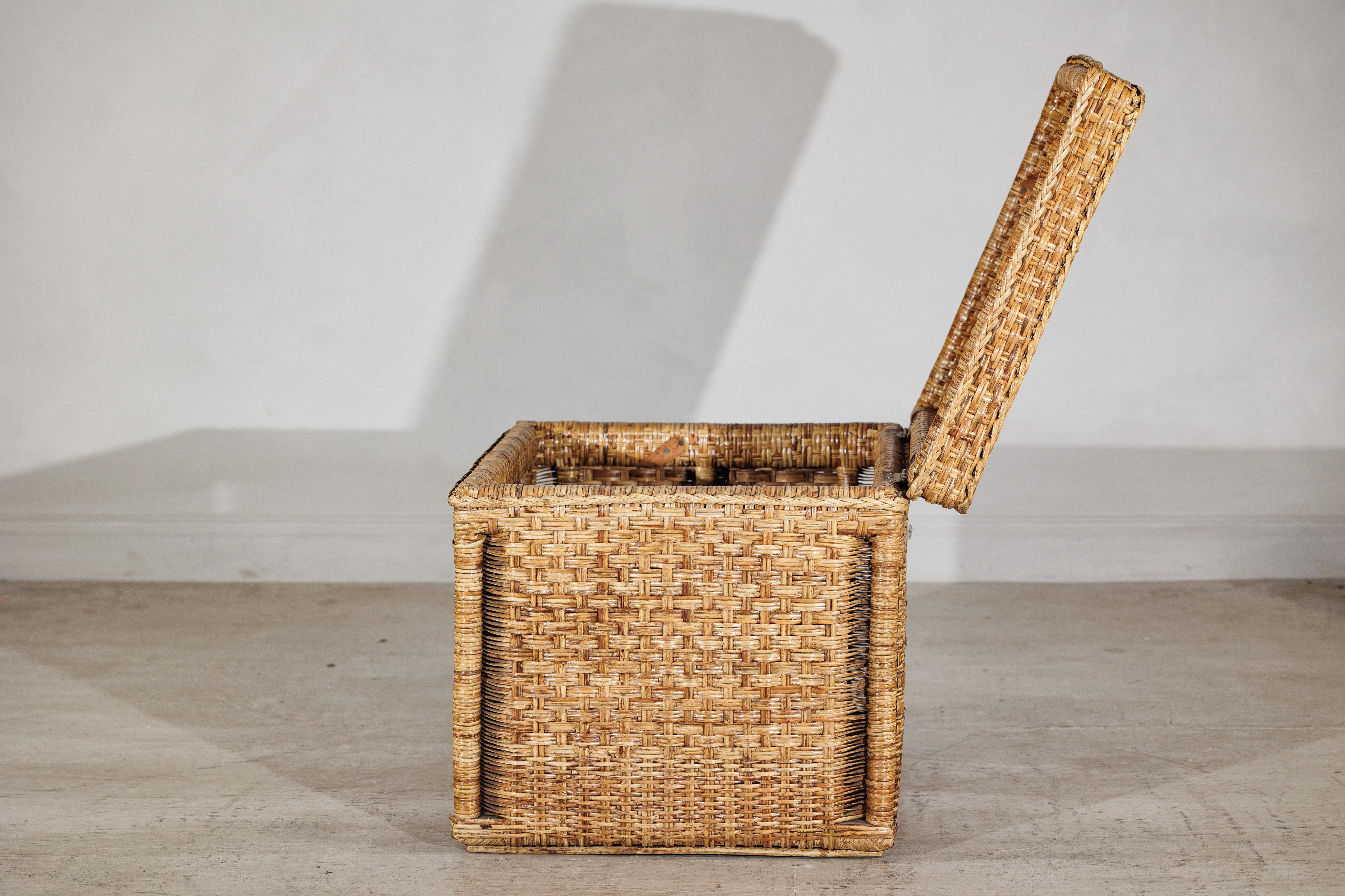 Métal Bac de rangement rectangulaire en rotin de style champêtre avec couvercle à charnière en vente