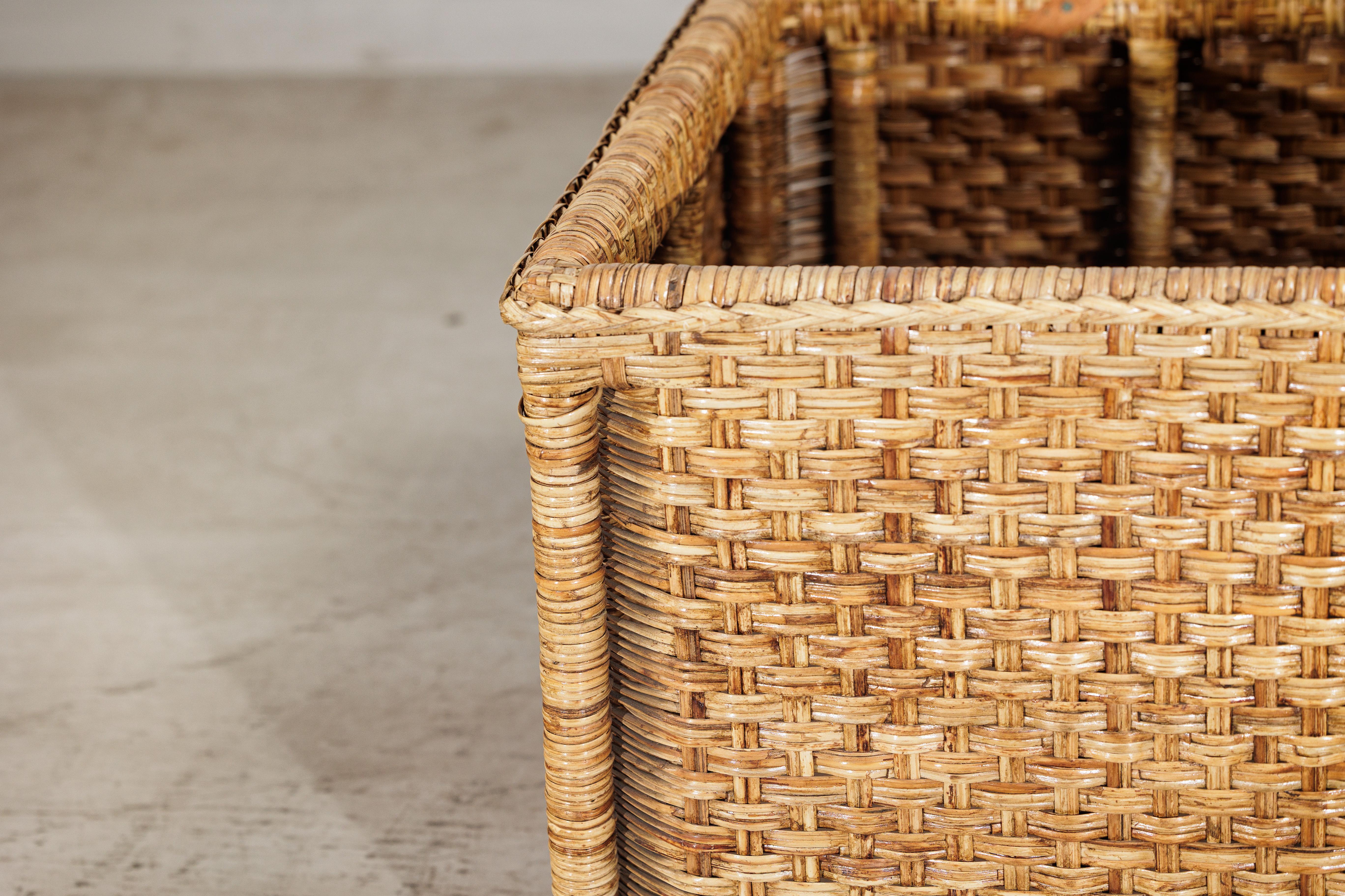 Bac de rangement rectangulaire en rotin de style champêtre avec couvercle à charnière en vente 1