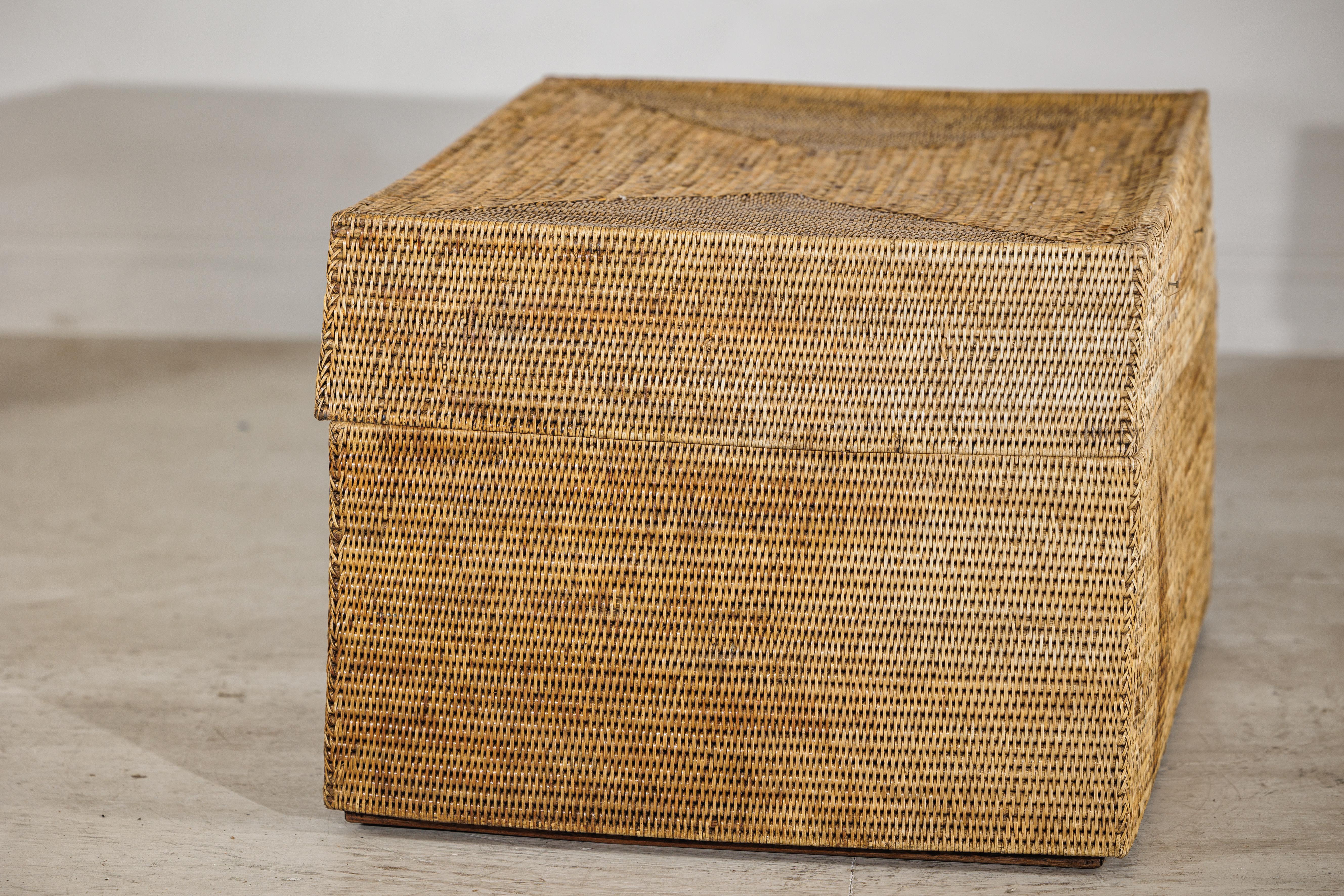 Country Style Rectangular Woven Rattan Coffee Table with Lid and Storage For Sale 8