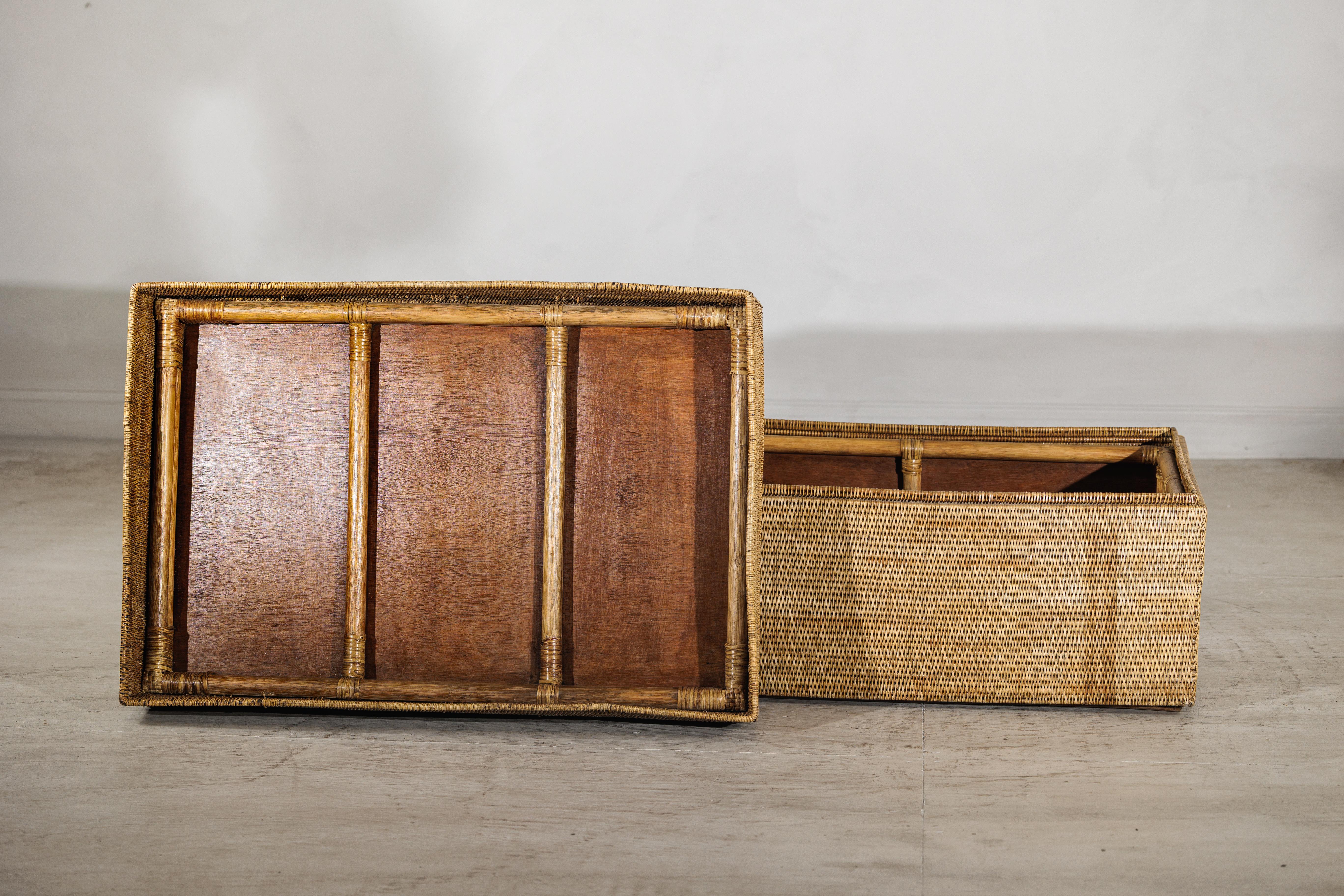 Country Style Rectangular Woven Rattan Coffee Table with Lid and Storage In Good Condition For Sale In Yonkers, NY