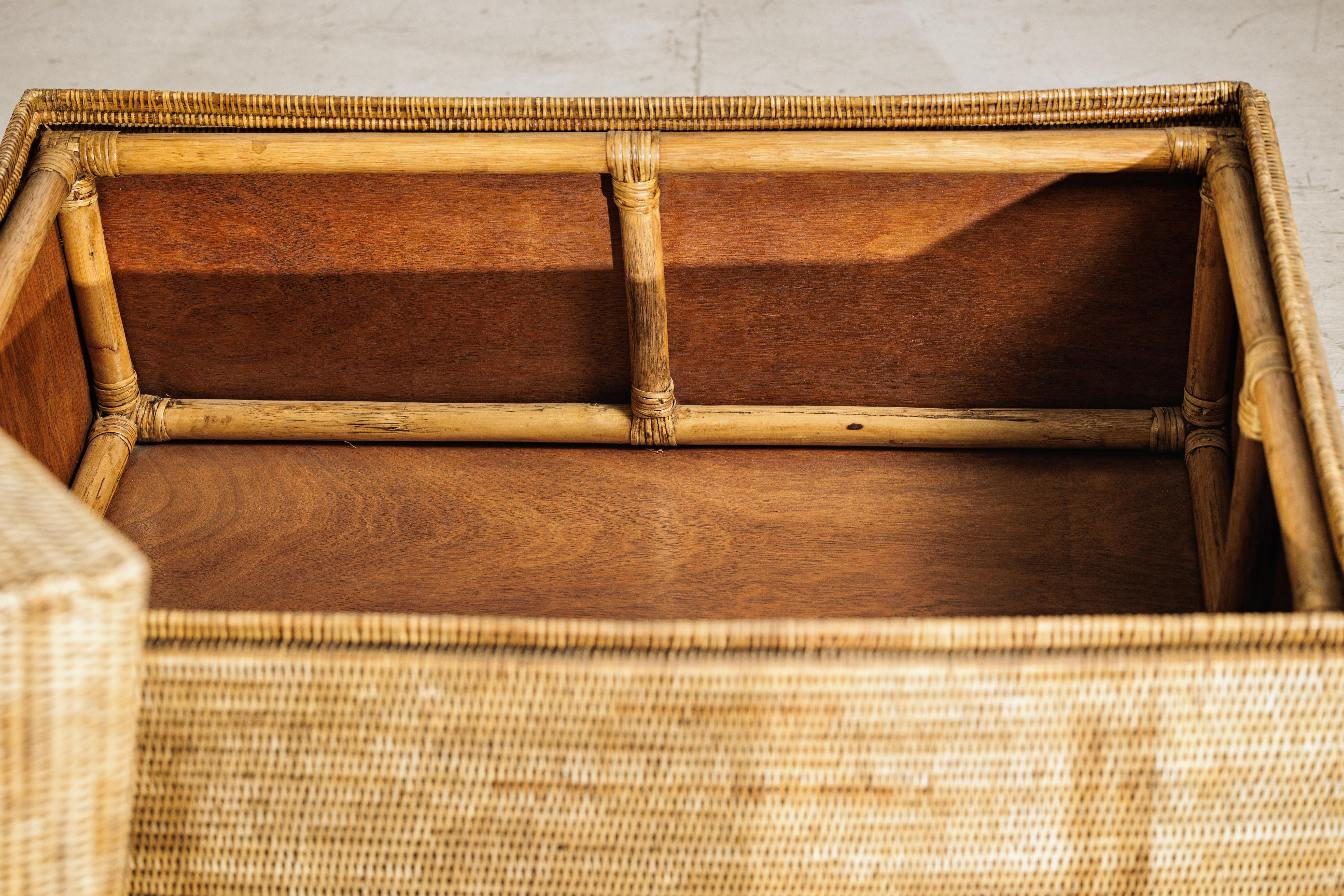 20th Century Country Style Rectangular Woven Rattan Coffee Table with Lid and Storage For Sale