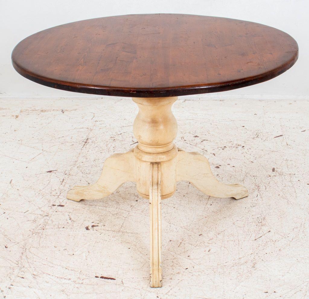 Country Style Round Dining Table In Good Condition For Sale In New York, NY