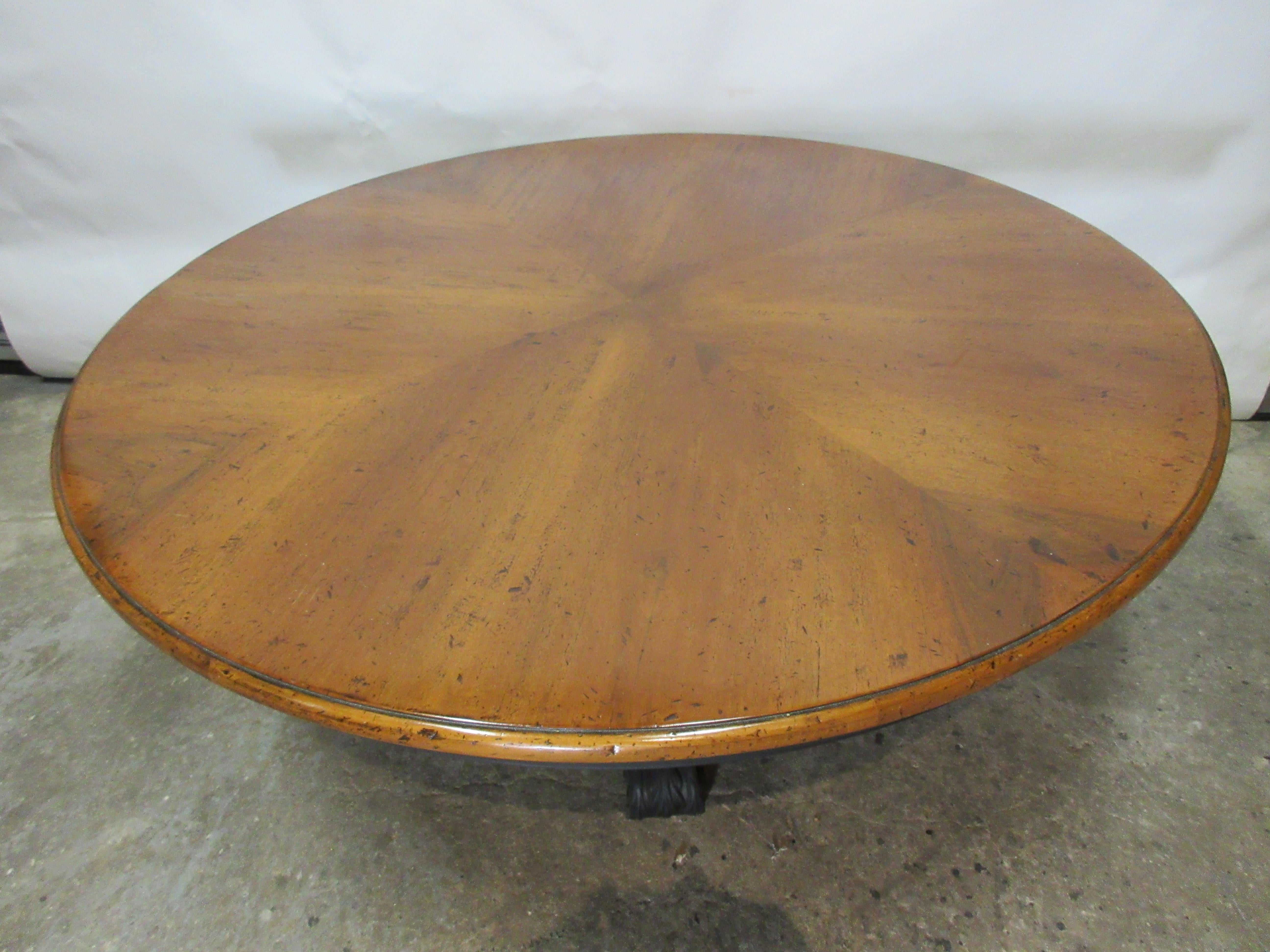 Country Style Round Dining Table In Good Condition In Hollywood, FL