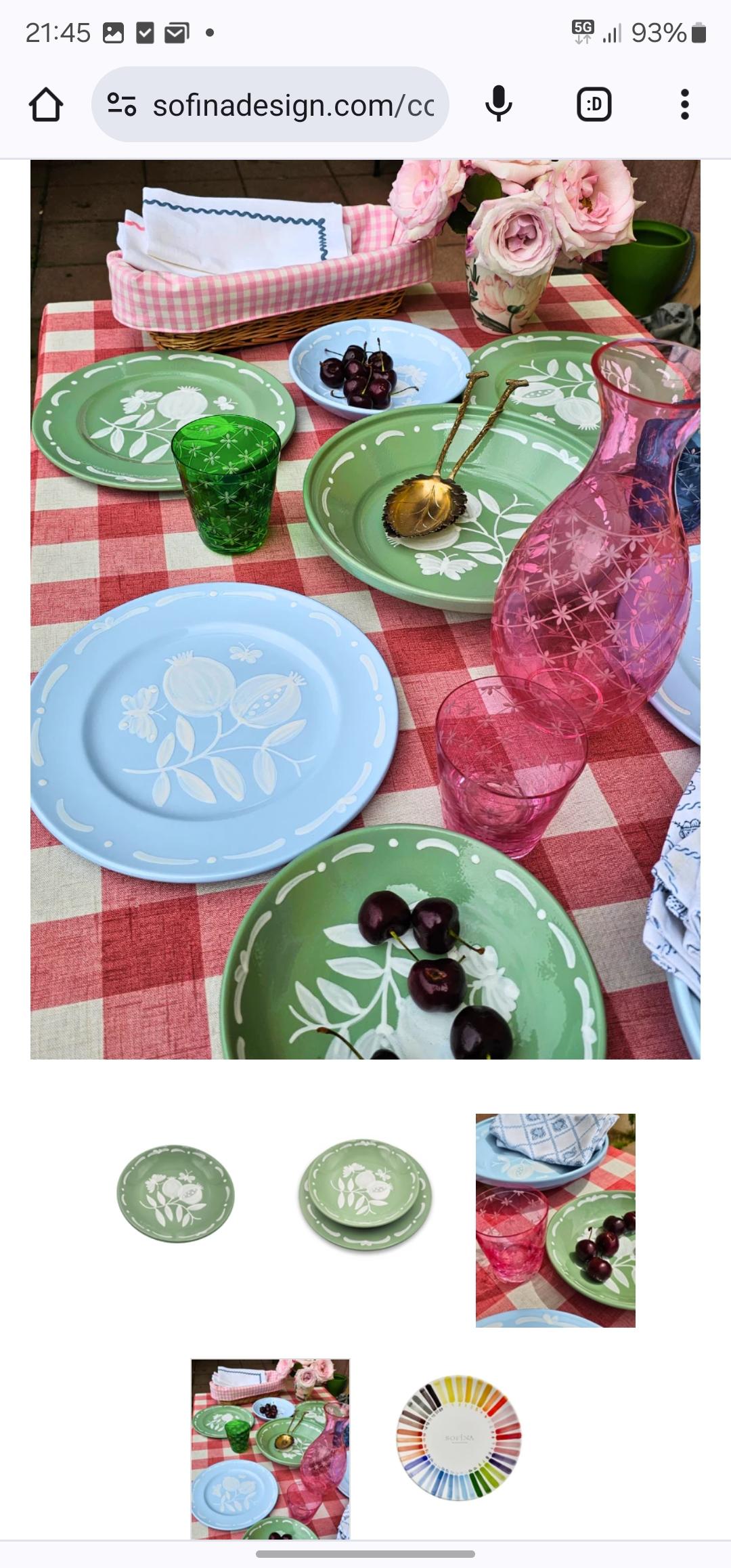 Lot de six assiettes à dîner en céramique peinte de style campagnard. Glacé en bleu et décoré d'un décor de grenade blanche peint à la main au centre et d'une guirlande peinte à main levée tout autour. Produit en Autriche dans le style typique de la