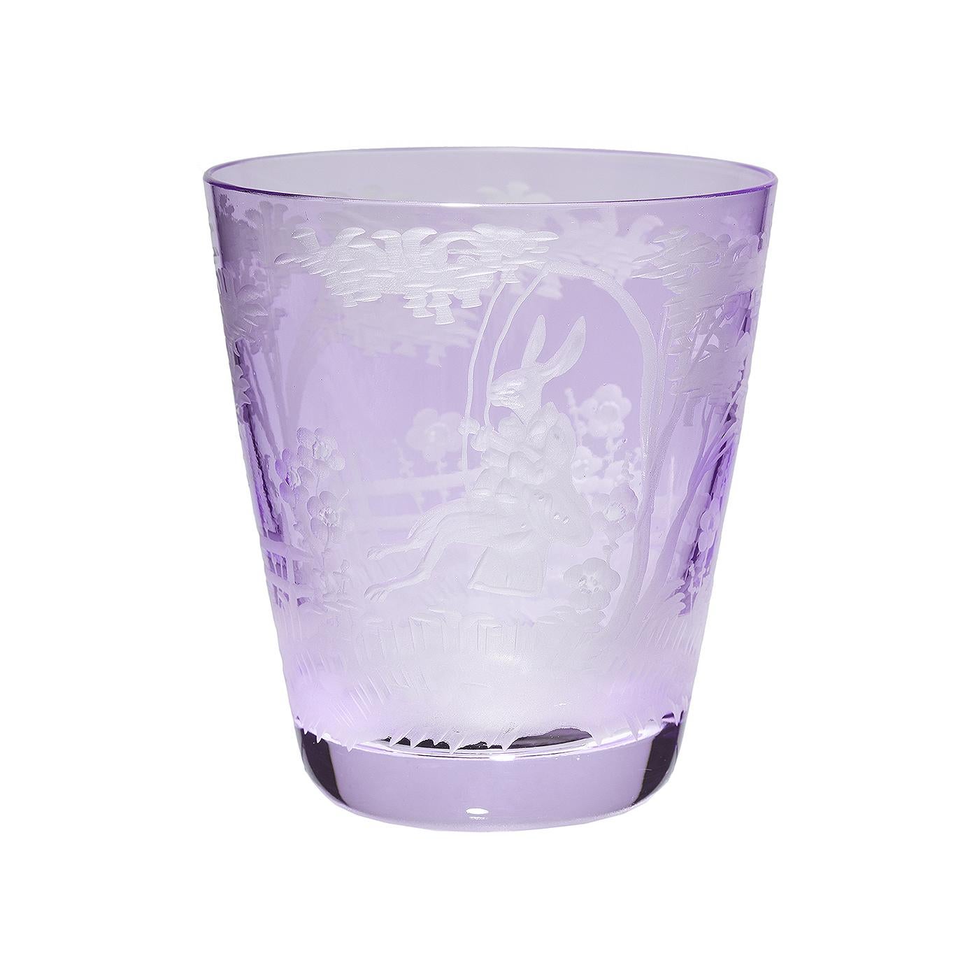 Set de six gobelets soufflés à la bouche en cristal violet avec un décor de style champêtre de Pâques, taillé à la main. Le décor présente un décor de Pâques vintage gravé à la main sur toute la surface du verre. Fabriqué à la main en