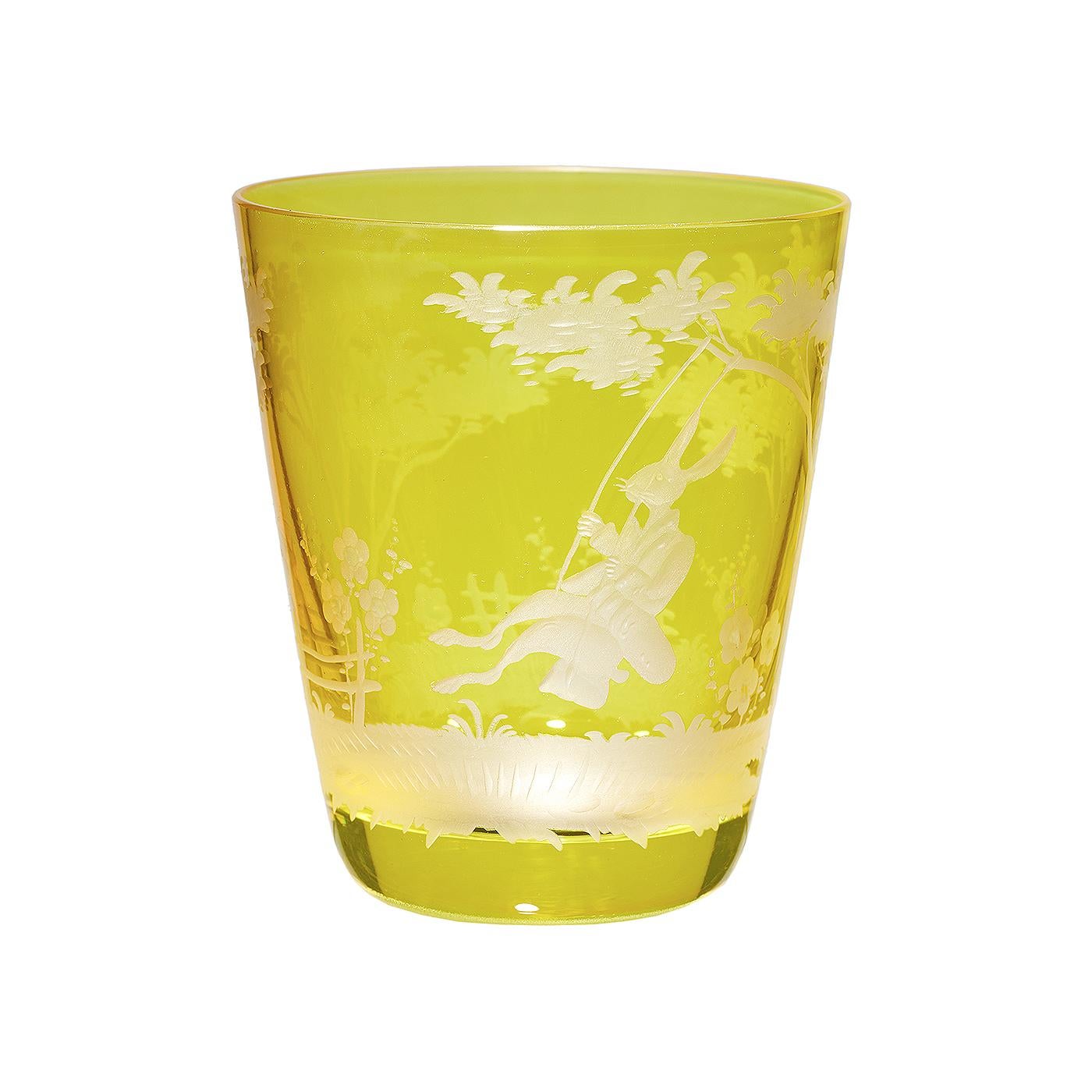 Set di sei tumbler soffiati a mano in cristallo giallo con bordo a mano.  Decorazioni pasquali in stile country. La decorazione mostra un'incantevole decorazione pasquale vintage incisa a mano su tutto il vetro. Realizzato a mano in