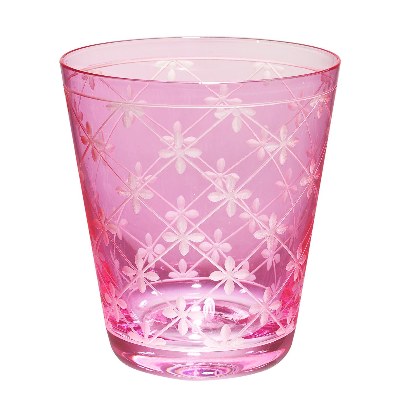 Set di sei tumbler soffiati a mano in cristallo rosa con decorazioni in stile country. L'arredamento presenta un decoro inciso a mano su tutto il vetro. Realizzato a mano in Baviera/Germania. Può essere ordinato in diversi colori come il rosa, il