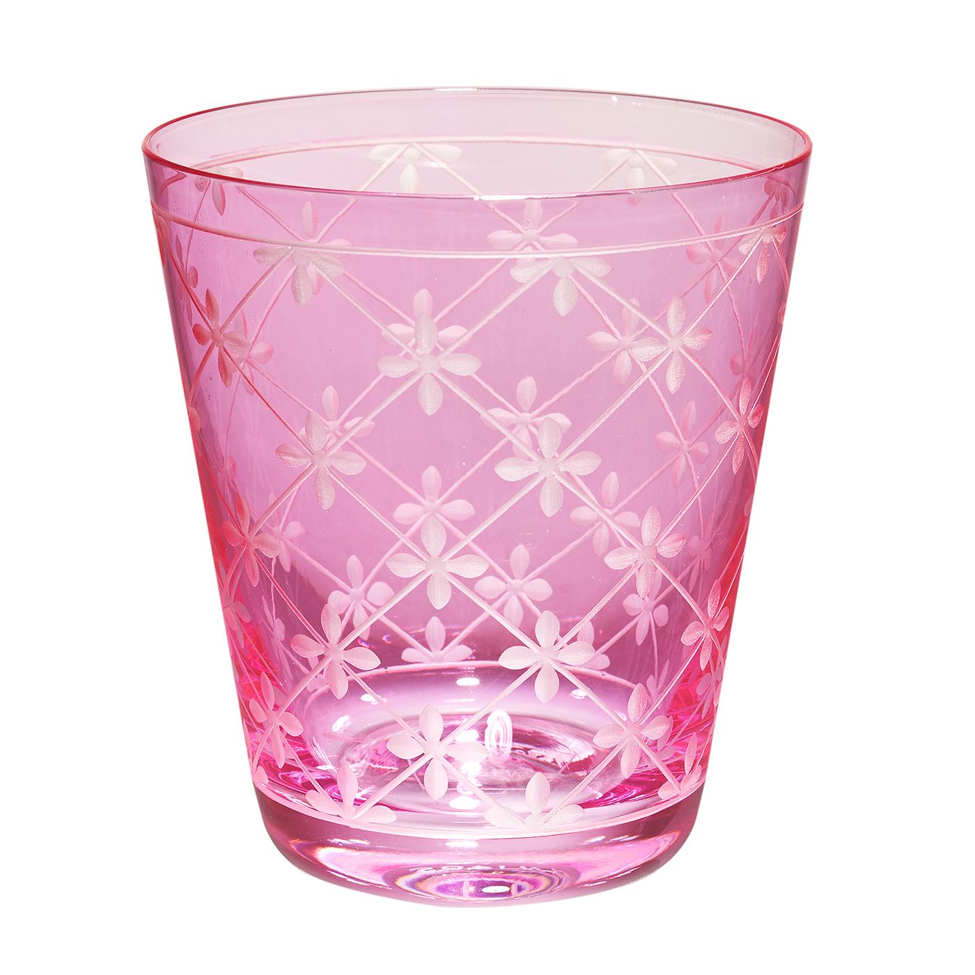 Set aus sechs mundgeblasenen Bechern in rosa Kristall mit einem handgeschliffenen Dekor im Landhausstil. Das Dekor zeigt ein handgraviertes Dekor auf dem gesamten Glas. Handgefertigt in Bayern/Deutschland. Kann in verschiedenen Farben wie rosa, grün