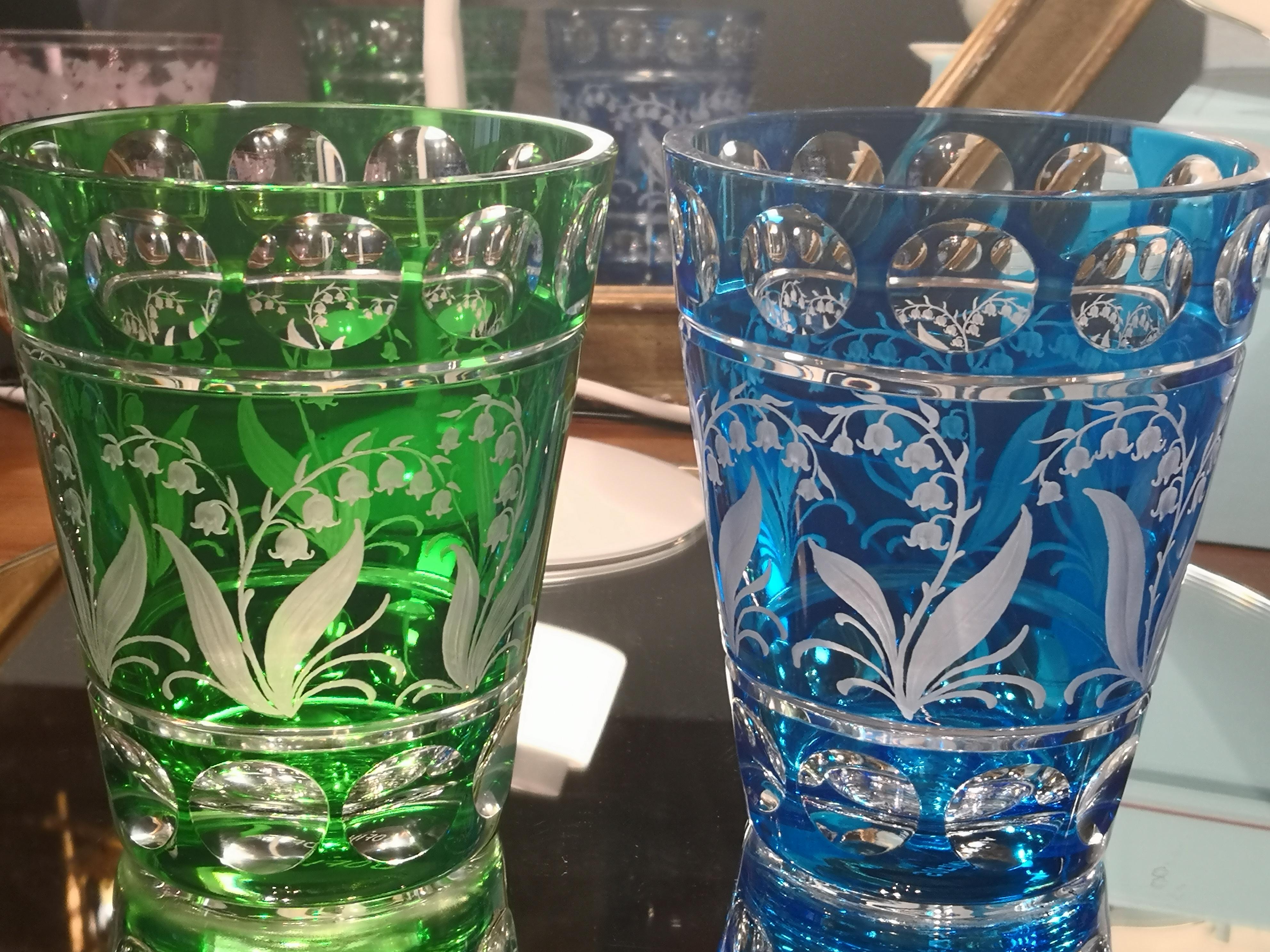 Vase im Landhausstil aus blauem Glas Lilie des Tales Dekor Sofina Boutique Kitzbühel im Angebot 3