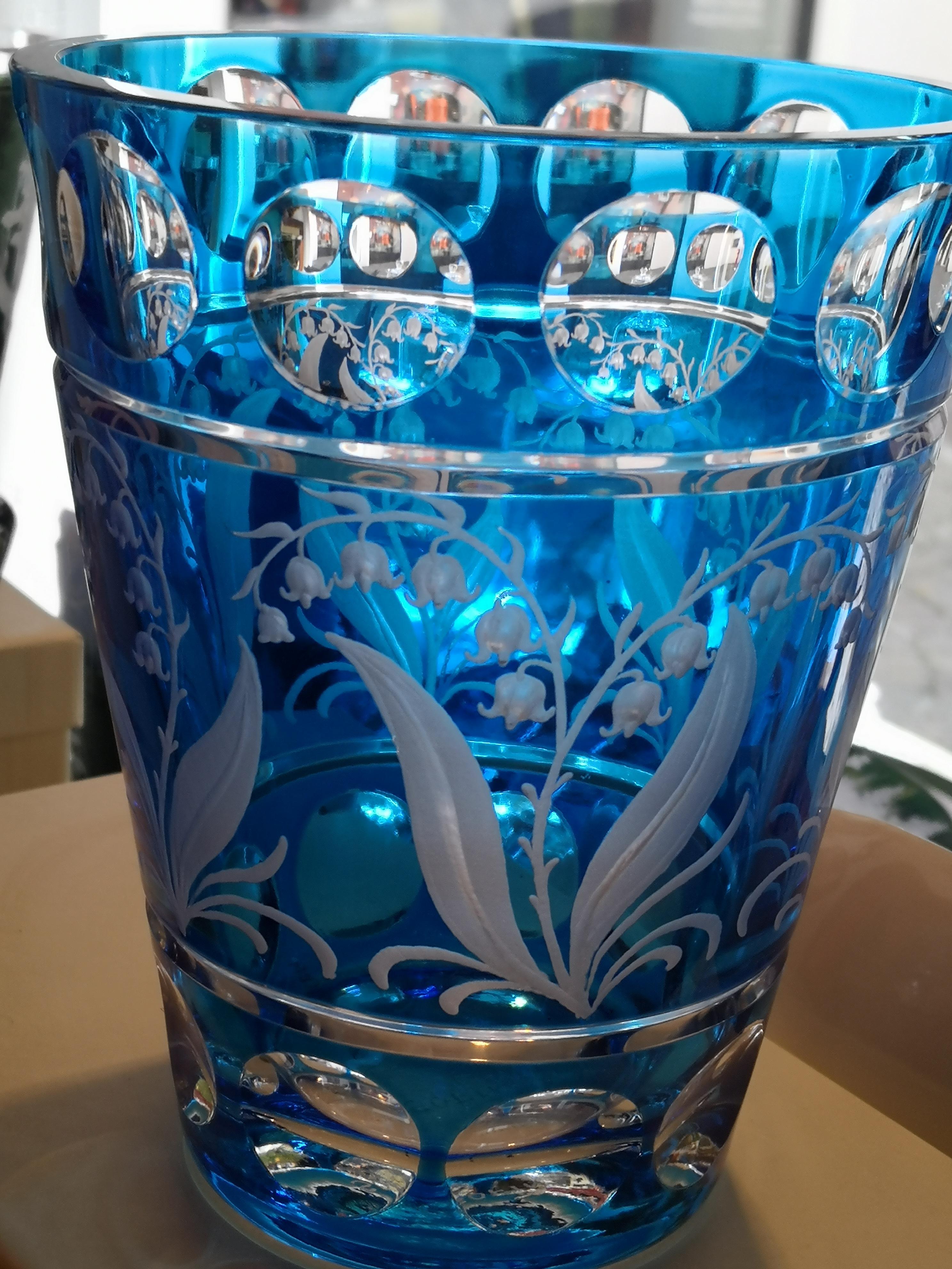Vase im Landhausstil aus blauem Glas Lilie des Tales Dekor Sofina Boutique Kitzbühel (Deutsch) im Angebot