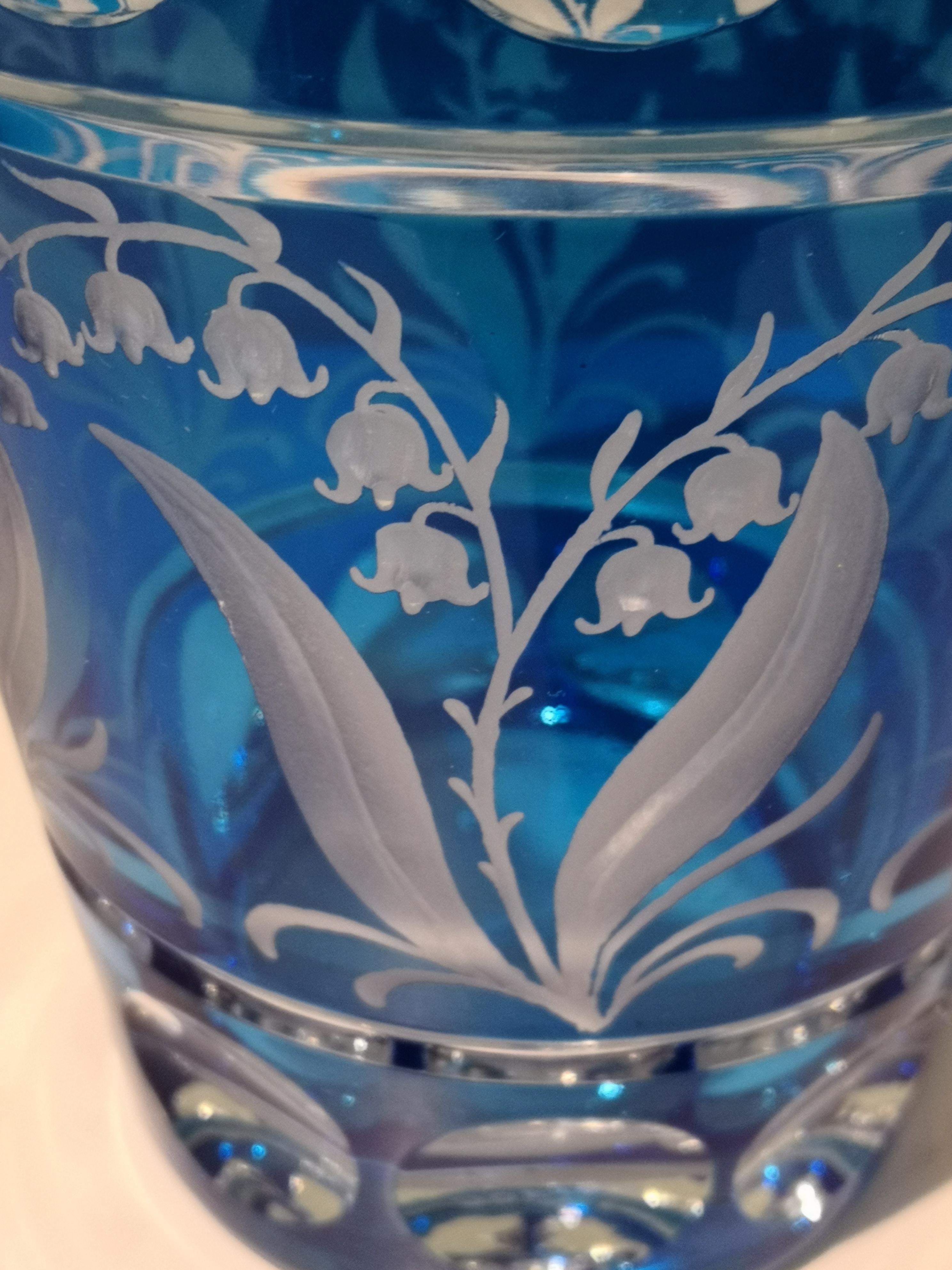Vase im Landhausstil aus blauem Glas Lilie des Tales Dekor Sofina Boutique Kitzbühel (Handgeschnitzt) im Angebot