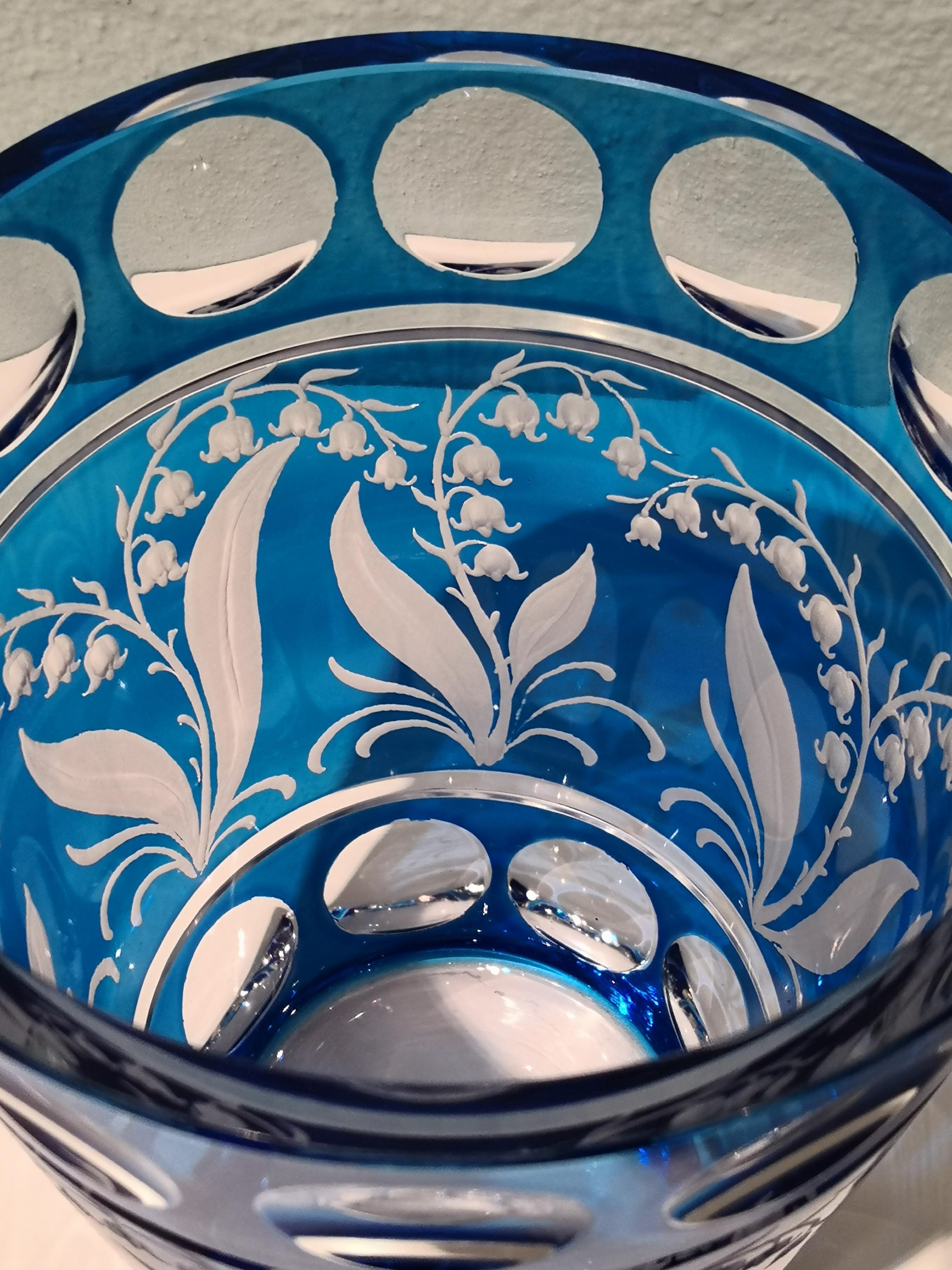 Vase im Landhausstil aus blauem Glas Lilie des Tales Dekor Sofina Boutique Kitzbühel im Zustand „Neu“ im Angebot in Kitzbuhel, AT
