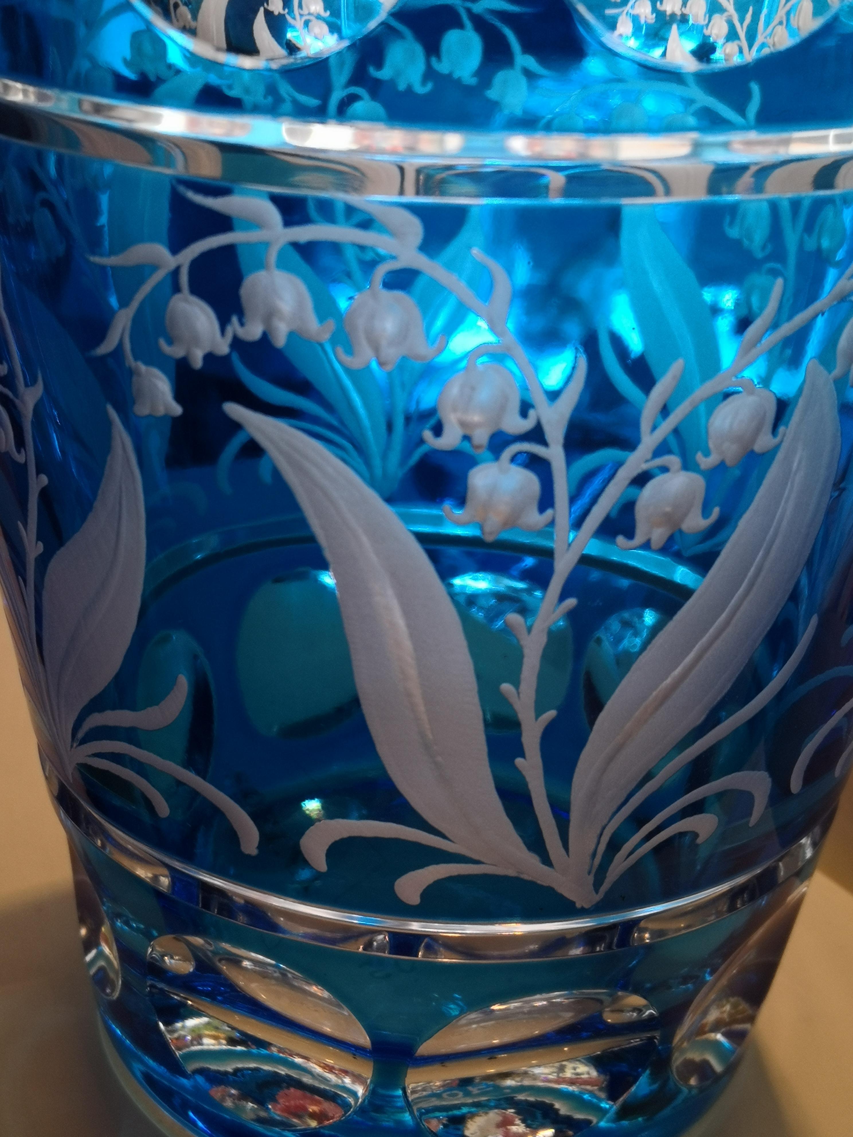 Vase im Landhausstil aus blauem Glas Lilie des Tales Dekor Sofina Boutique Kitzbühel (21. Jahrhundert und zeitgenössisch) im Angebot