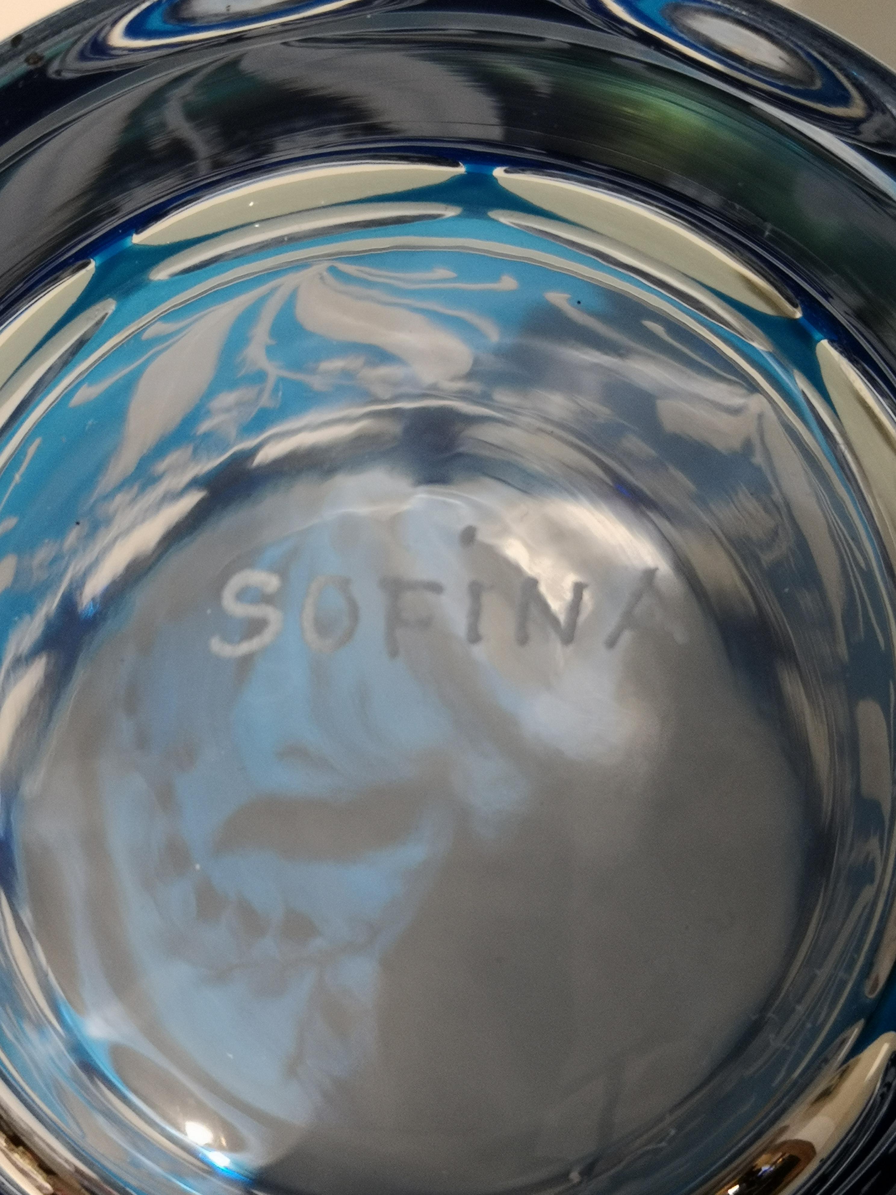 Vase im Landhausstil aus blauem Glas Lilie des Tales Dekor Sofina Boutique Kitzbühel (Kristall) im Angebot