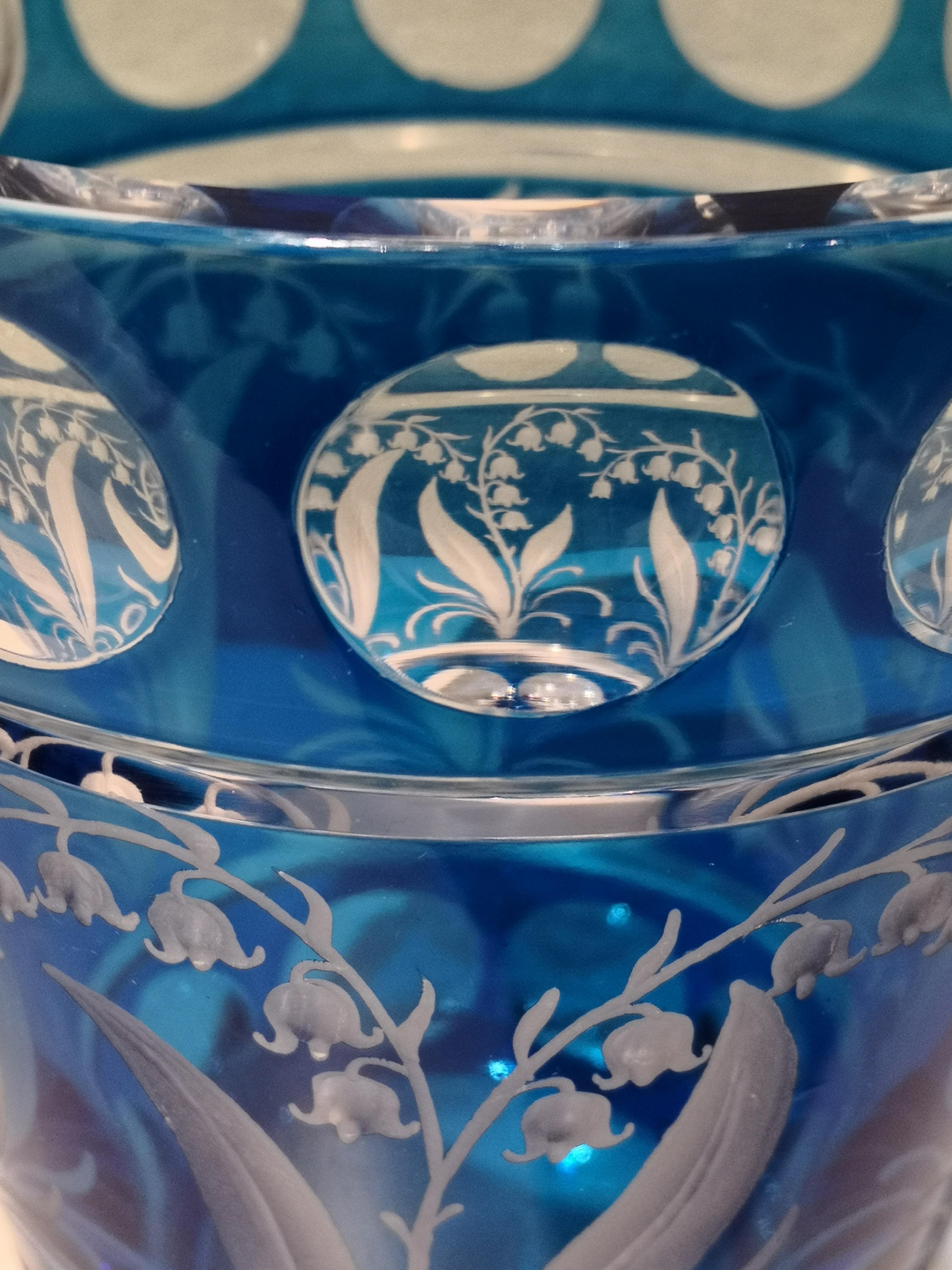 Vase im Landhausstil aus blauem Glas Lilie des Tales Dekor Sofina Boutique Kitzbühel im Angebot 1