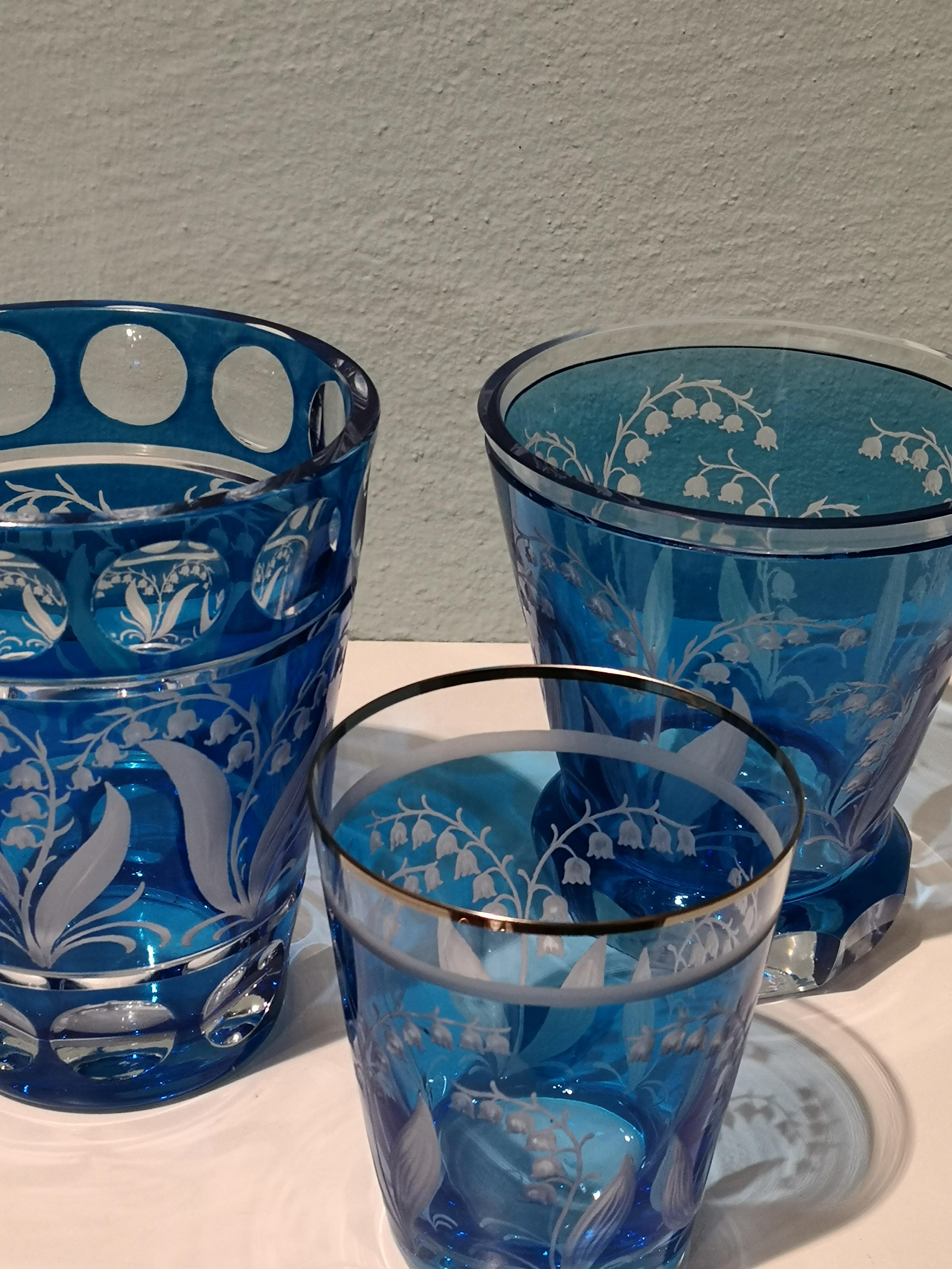 Vase im Landhausstil aus blauem Glas Lilie des Tales Dekor Sofina Boutique Kitzbühel im Angebot 2
