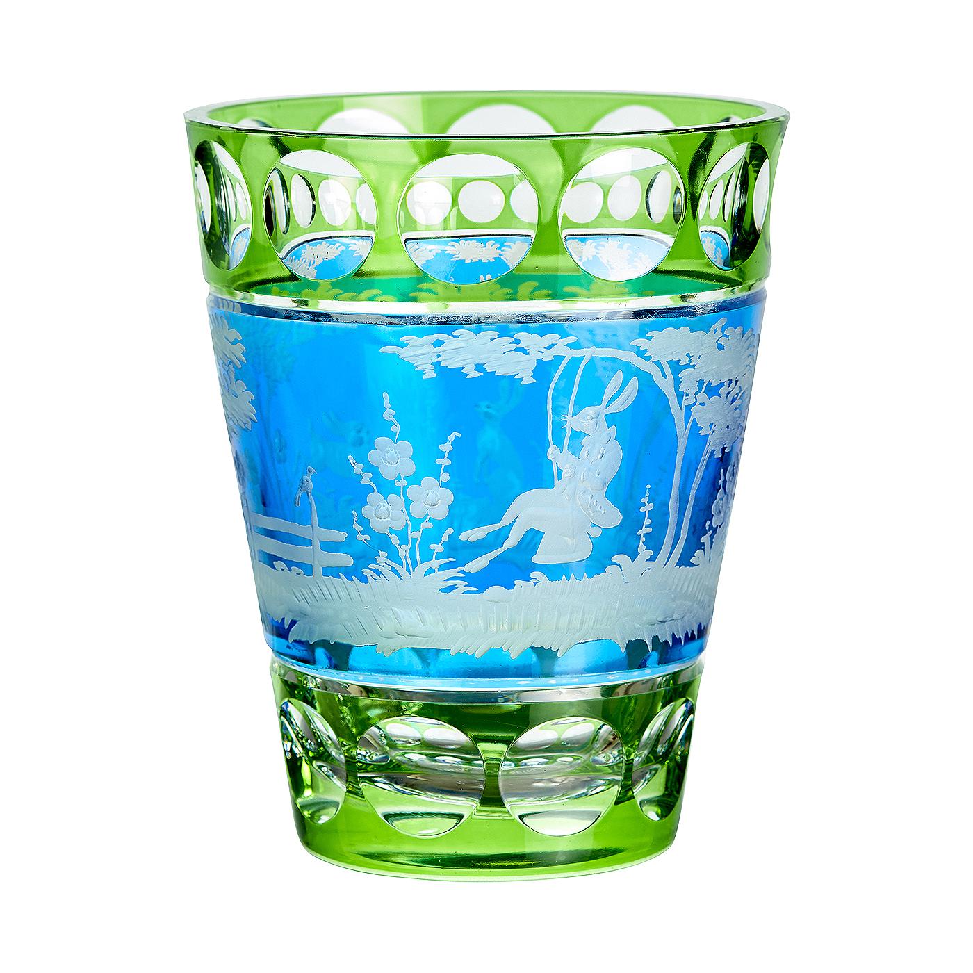 Vase aus mundgeblasenem Kristall in grünem und blauem Glas mit einer Szene aus dem Orient. Das Dekor ist ein Osterdekor mit 2 freihändig gravierten Hasen im naturalistischen Stil. Vollständig mundgeblasen und handgraviert in Bayern/Deutschland. Das